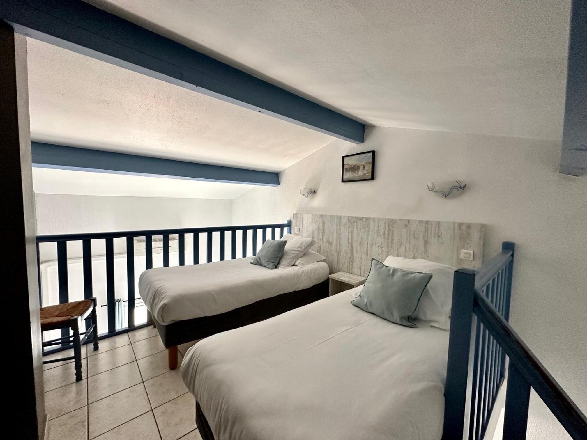 Comfort Quadruple Room with Balcony - Photo 7