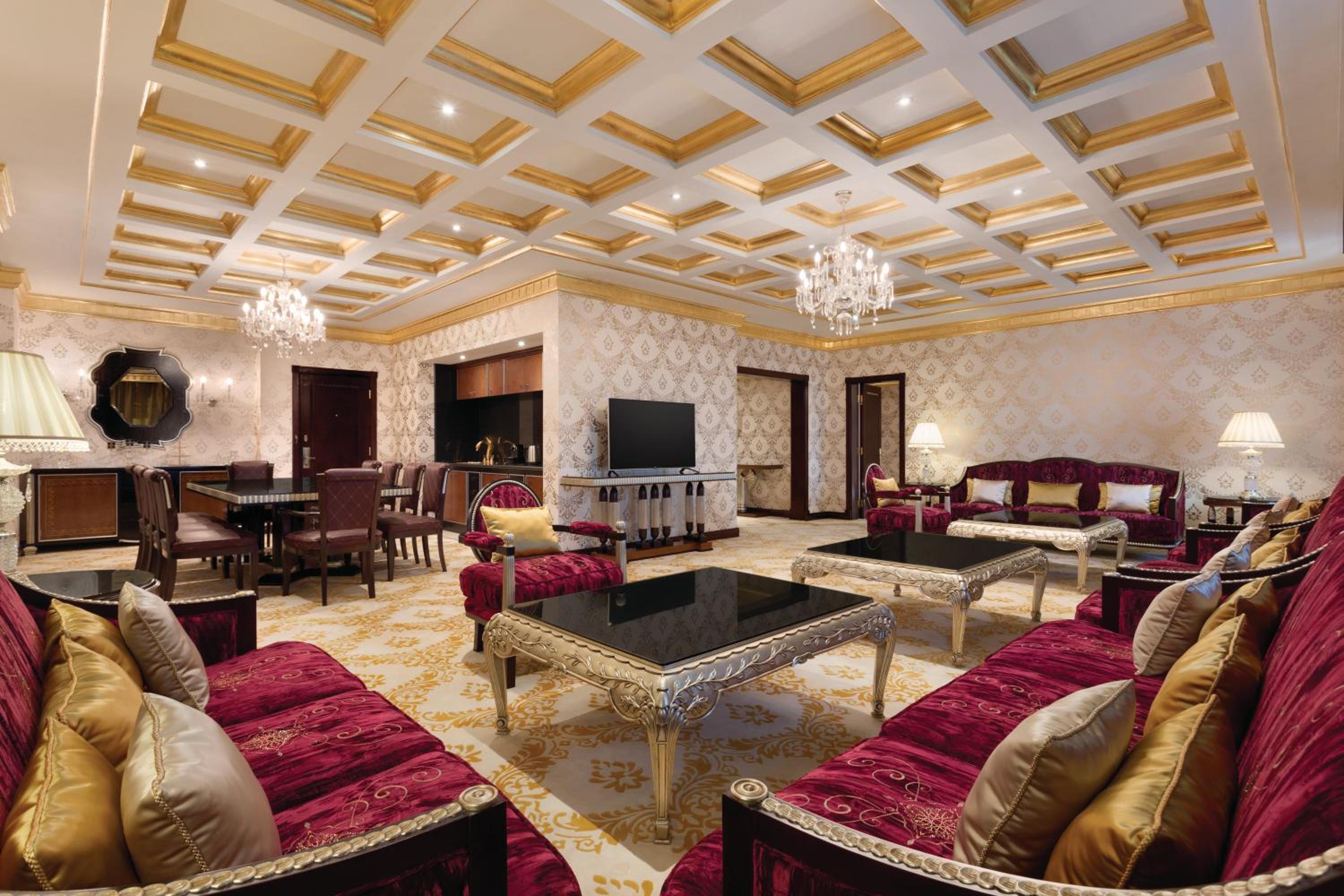 Al Kaabi Suite with One King Bed photo 3