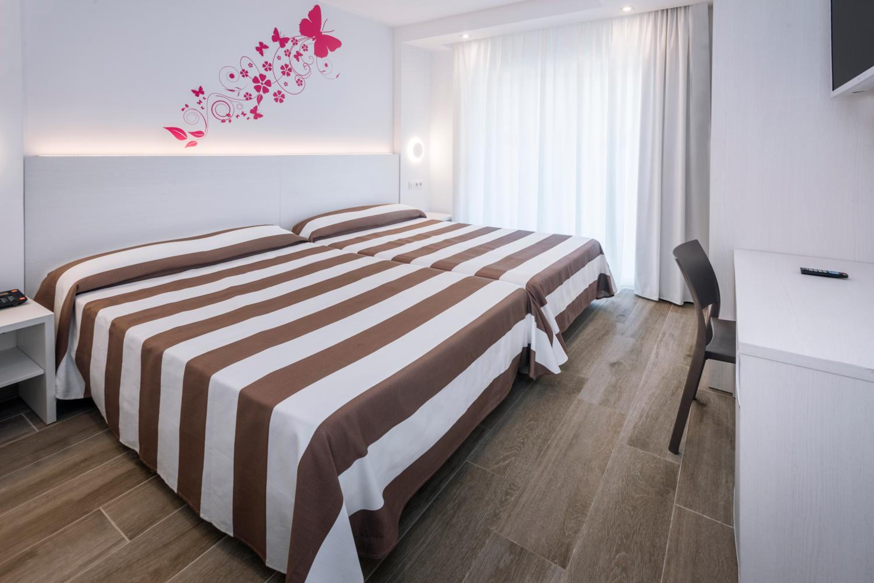 Triple Room (3 Adults) - Photo 4