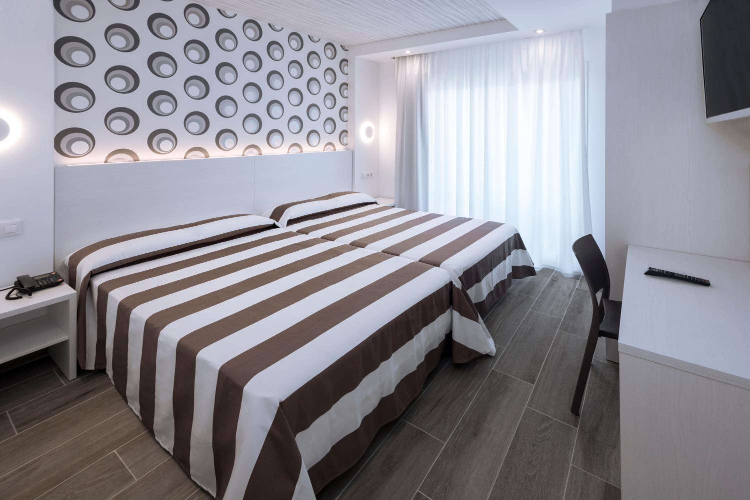 Triple Room (2 Adults + 1 Child) - Photo 1