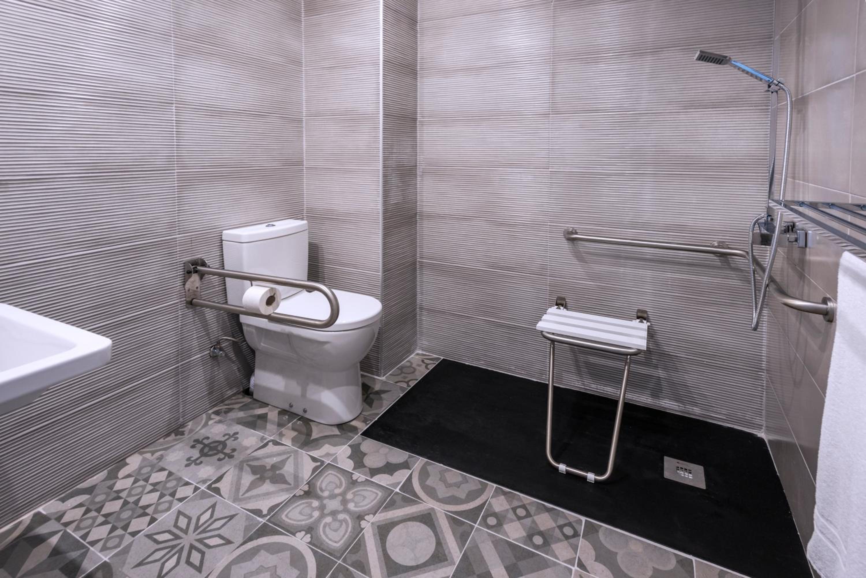Quadruple Room (3 Adults + 1 Child) - Photo 2