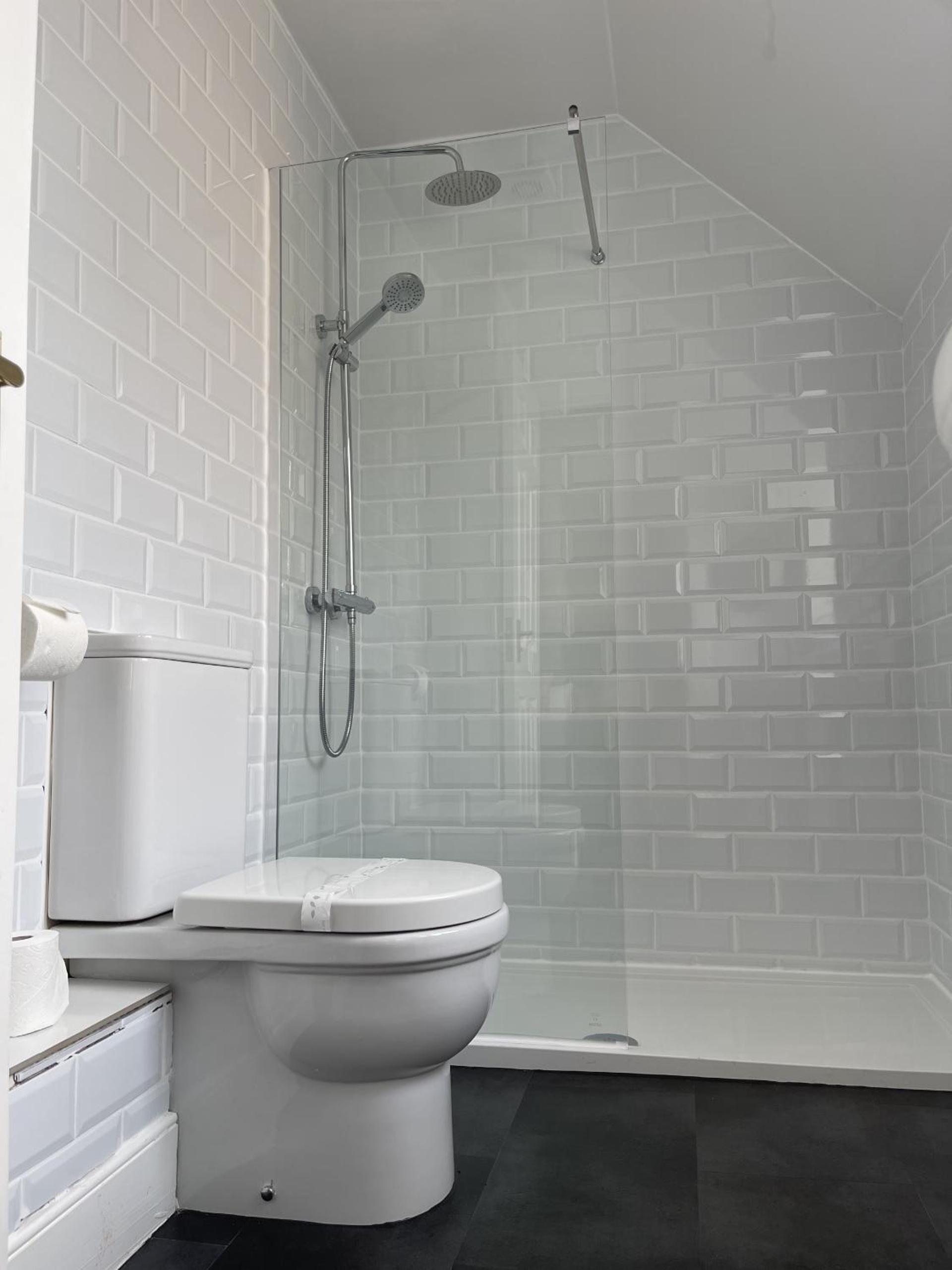 Double Room with Private Bathroom - Photo 3