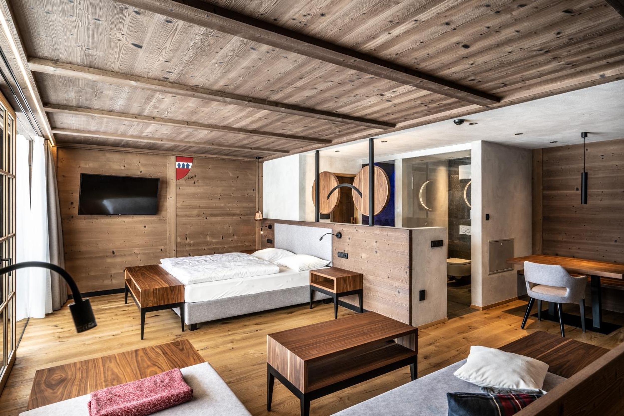 Luxury Suite with Mountain View