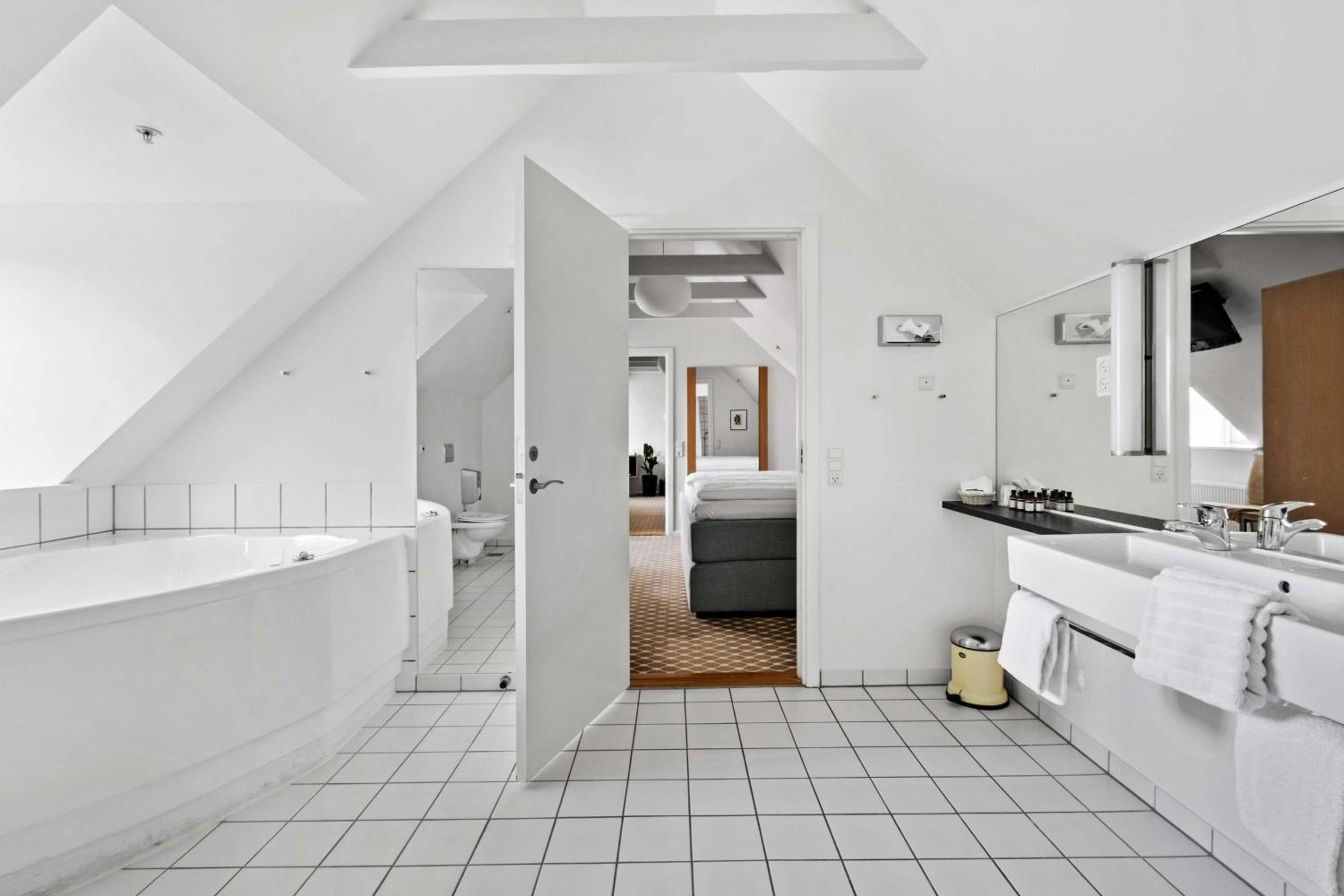 King Suite with Jacuzzi  photo 2