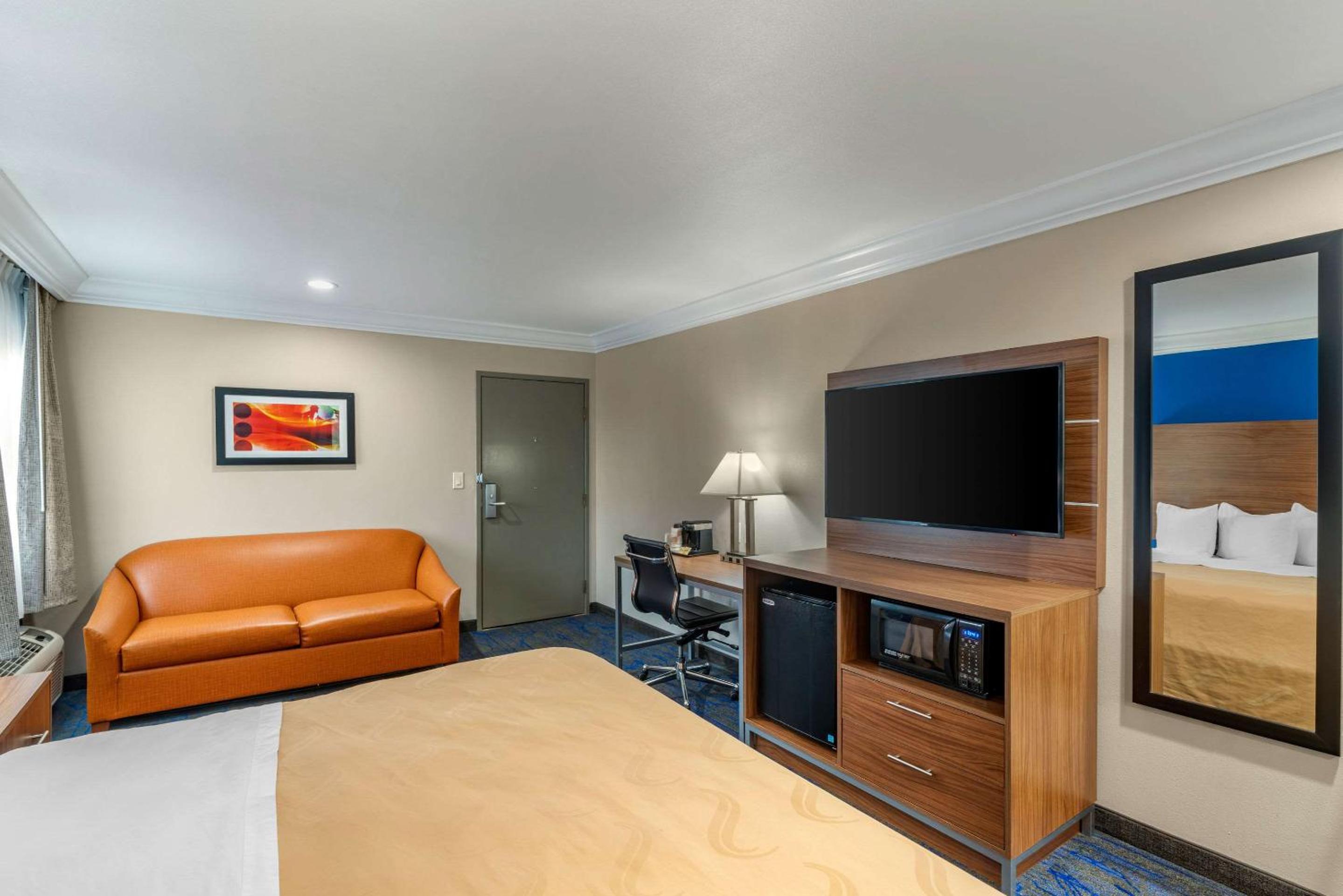 King Room with Sofa Bed - Non-Smoking photo 3