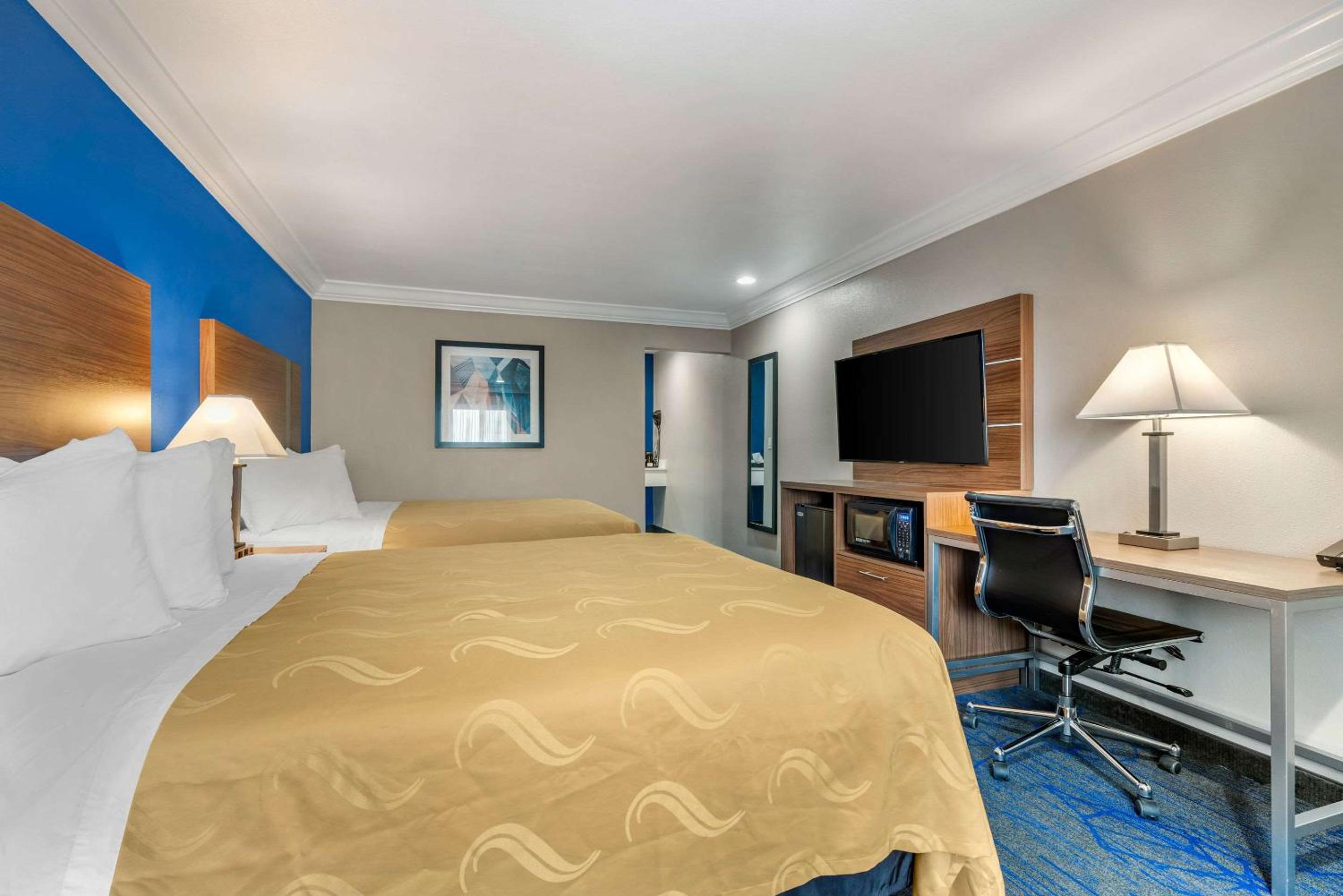 Queen Room with Two Queen Beds - Non Smoking photo 2