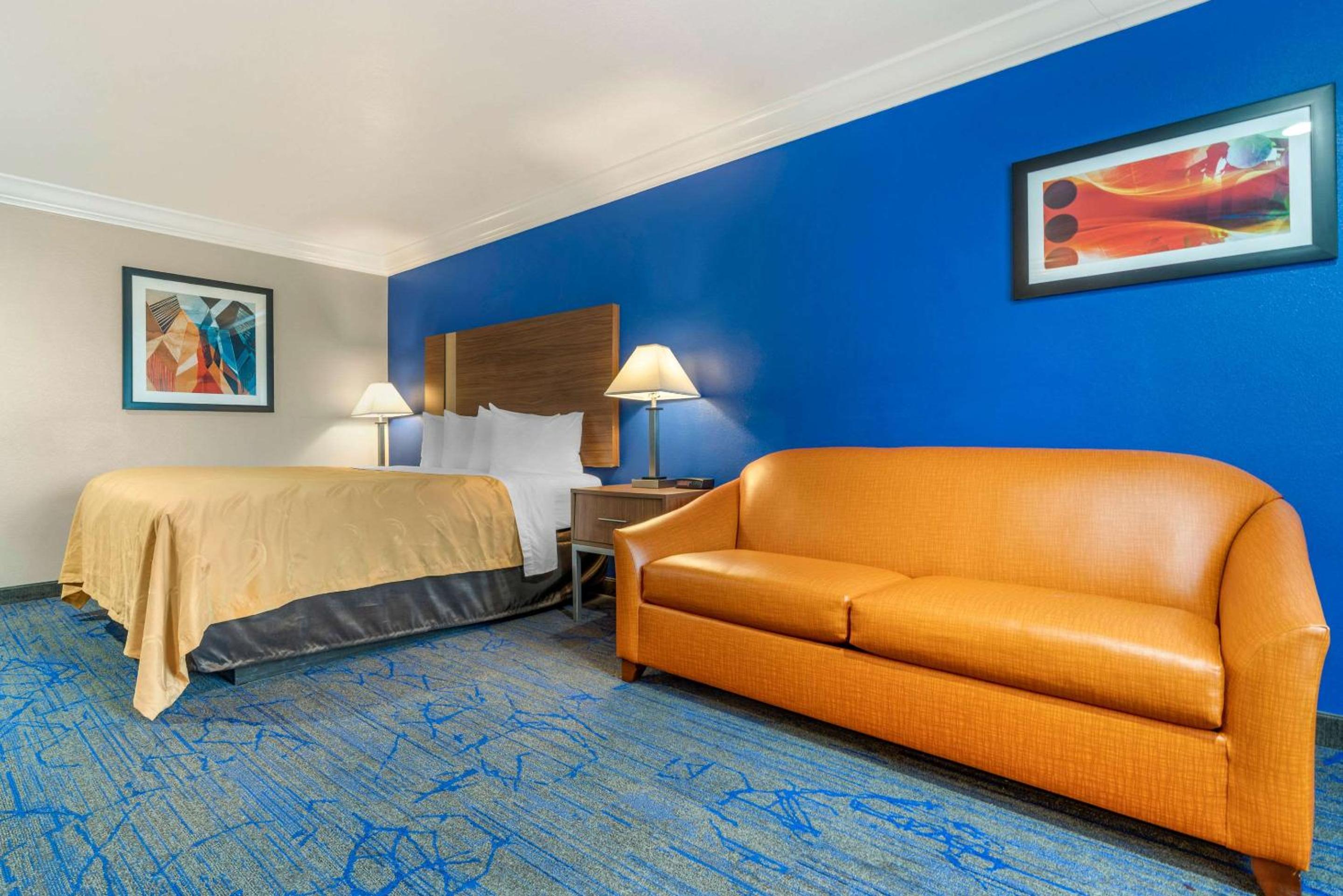 King Suite - Non-Smoking photo 3