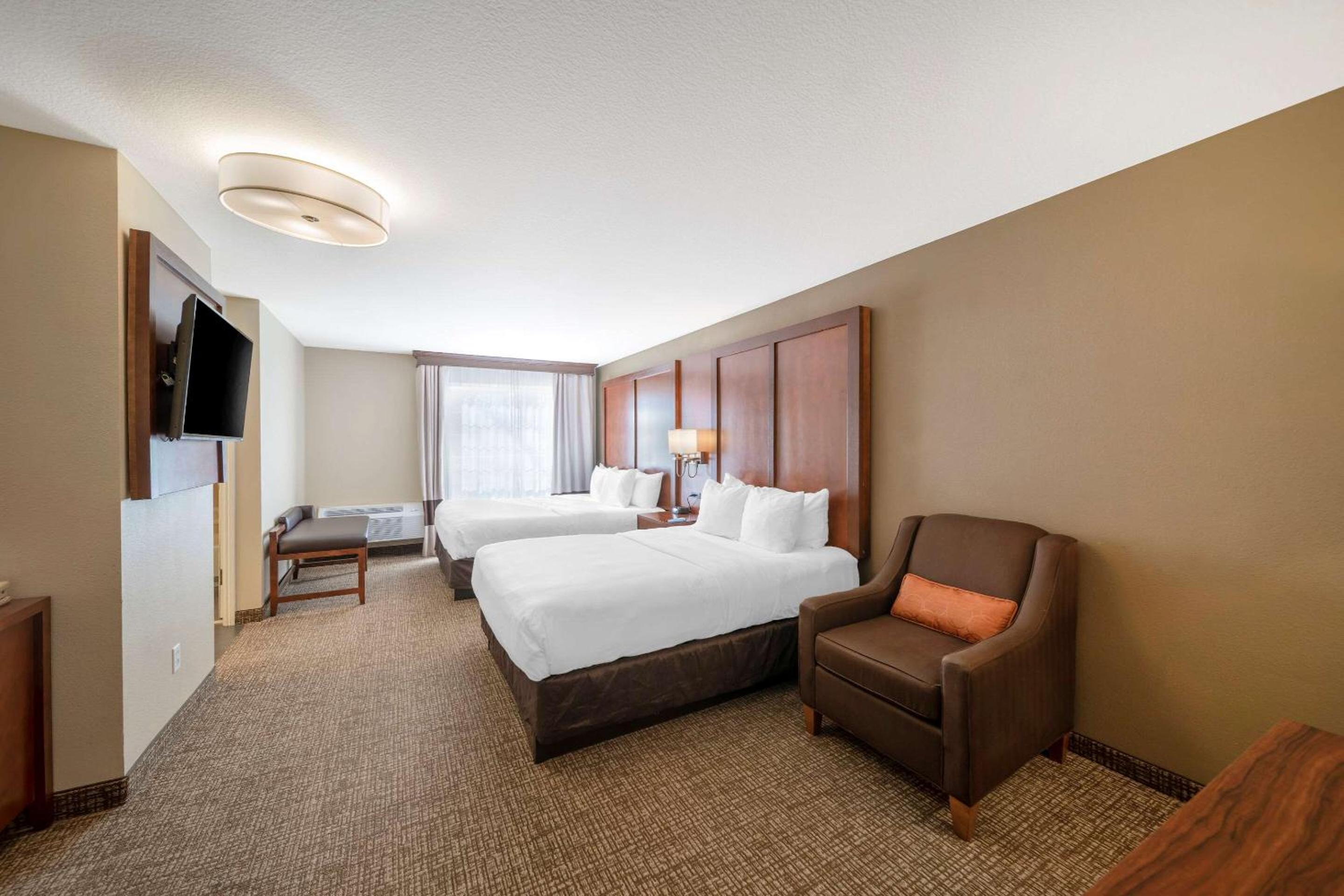 Quadruple Room with One King Room and One Queen Room - Accessible/Non-Smoking - Photo 3