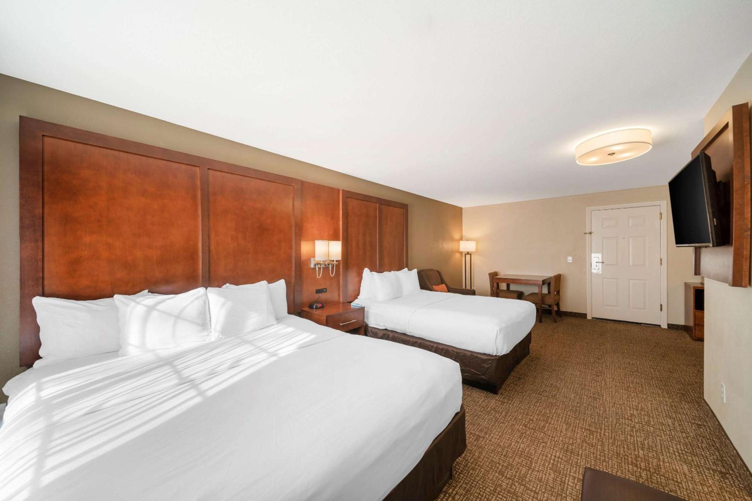 Quadruple Room with One King Room and One Queen Room - Accessible/Non-Smoking - Photo 2