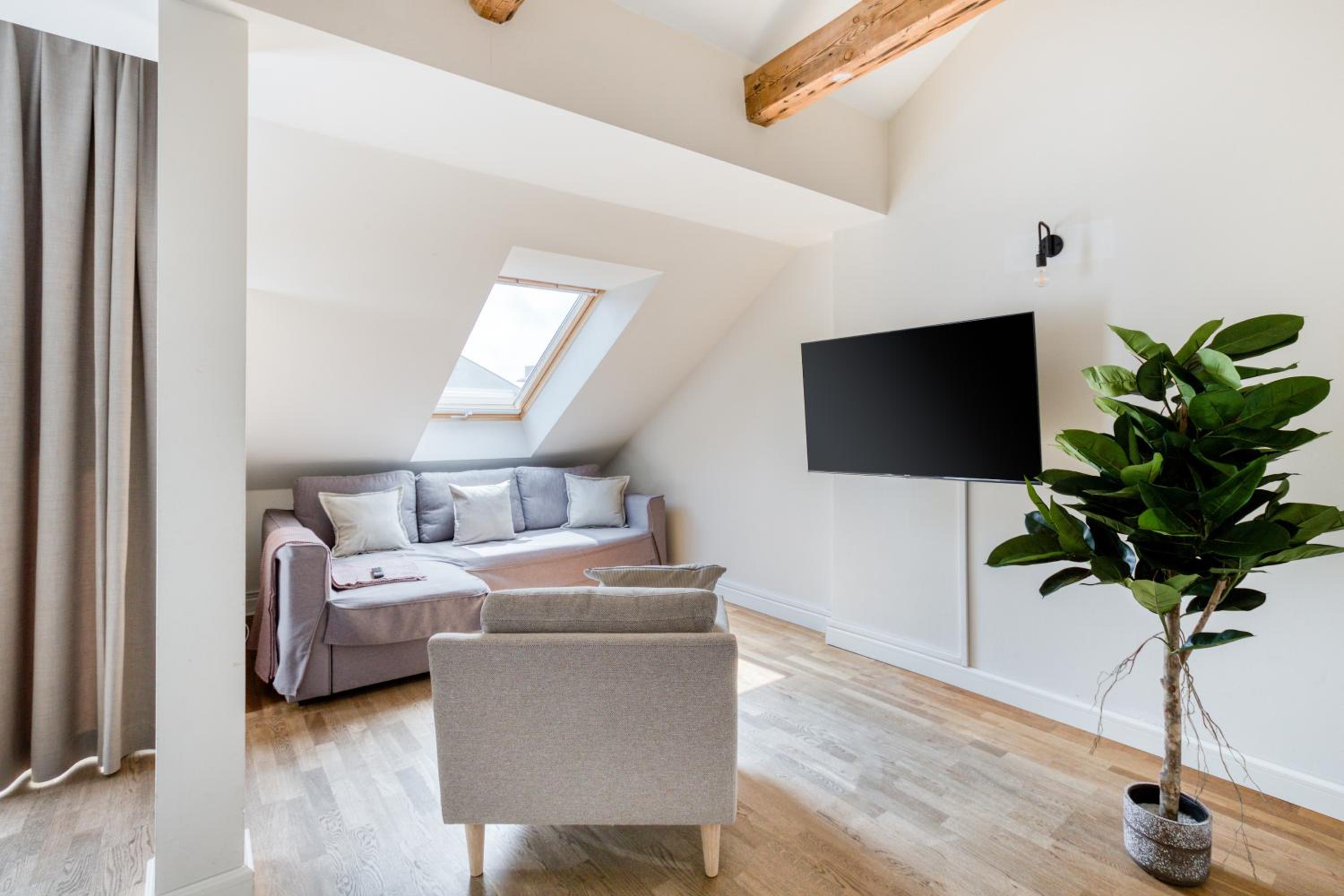 One-Bedroom Suite with Balcony photo 2