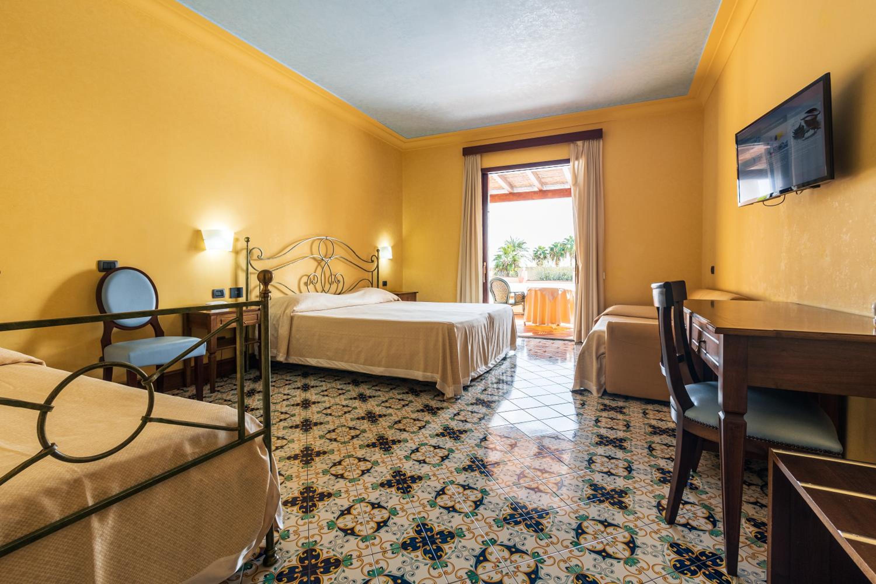 Quadruple Room - Photo 1