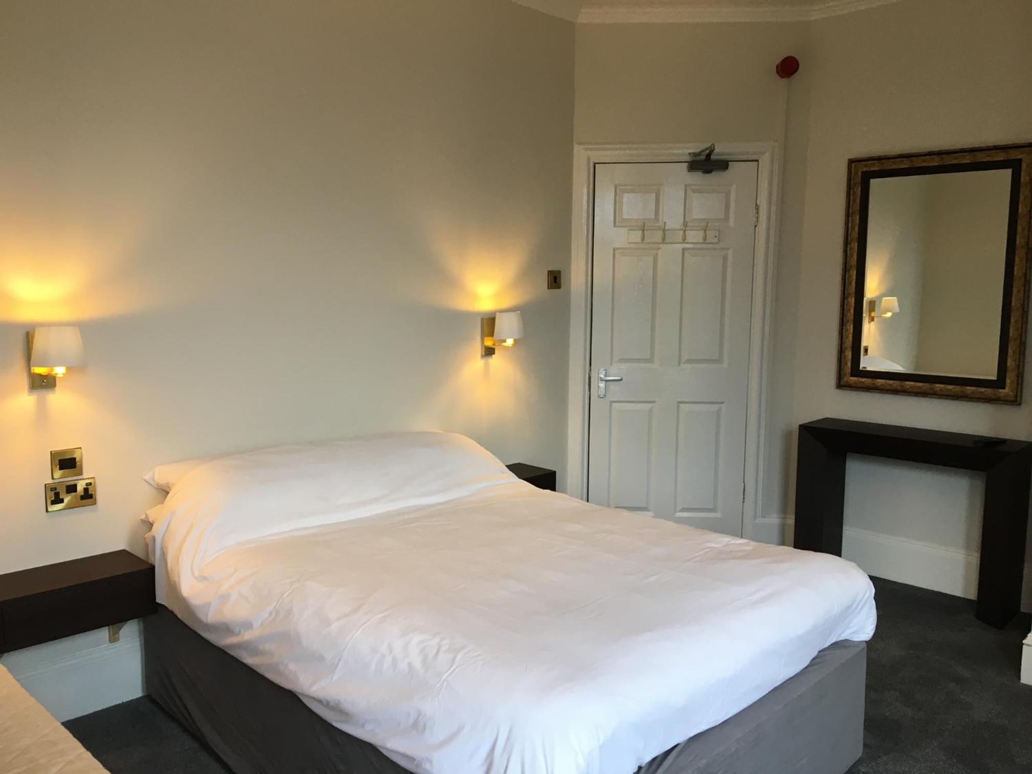 Standard Double or Twin Room photo 3