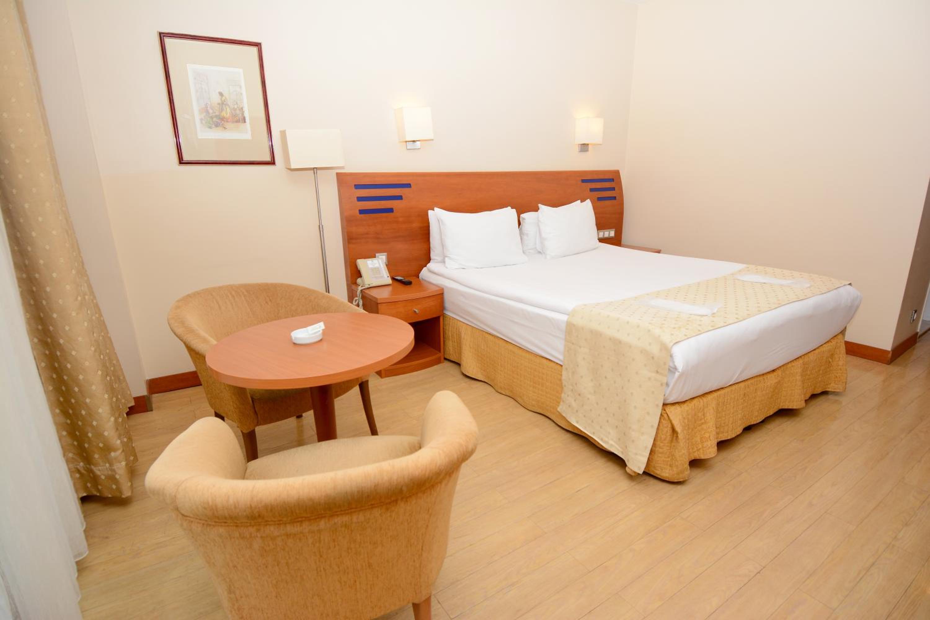 Standard Queen Room photo 3