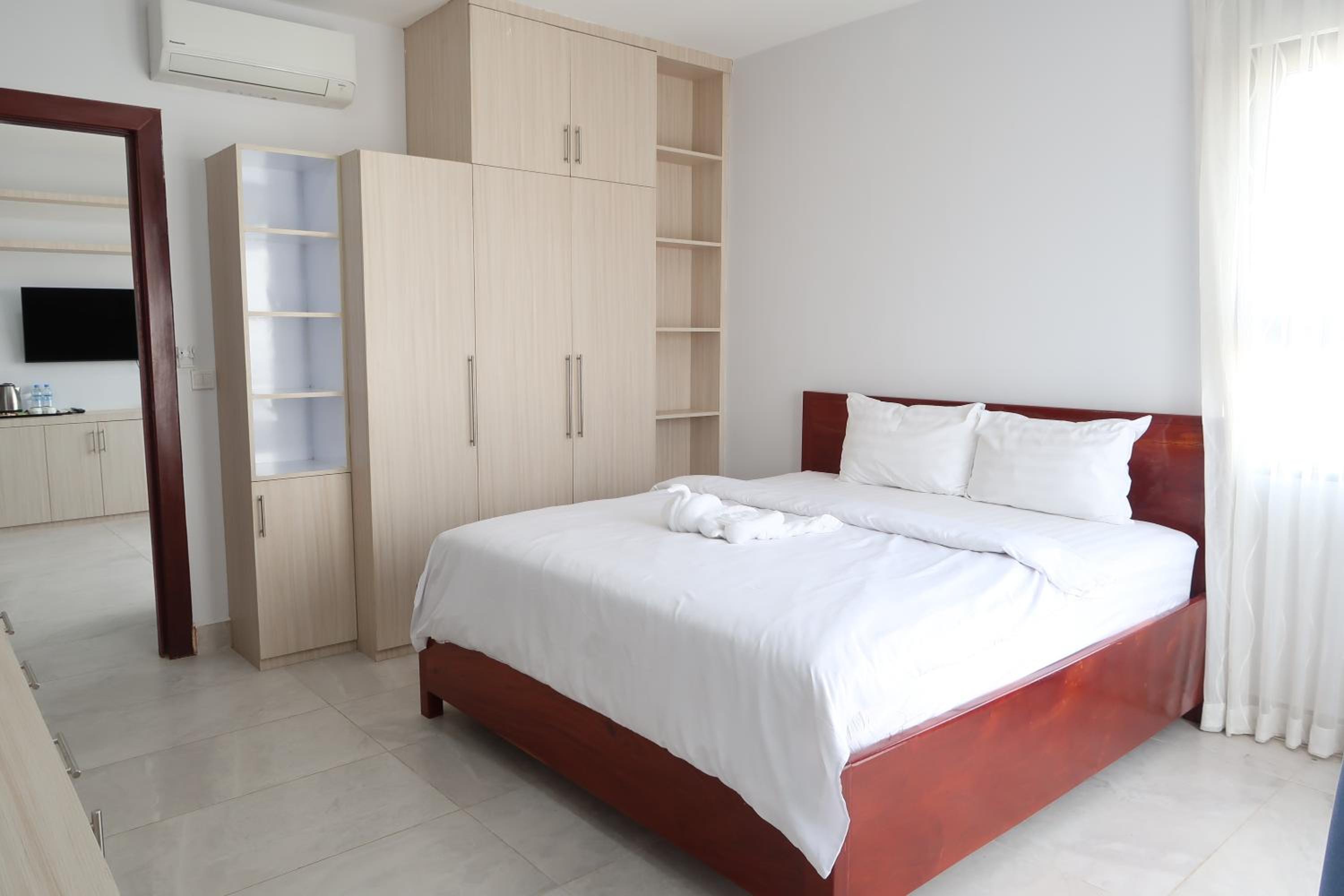 Apartment with Balcony - Photo 5