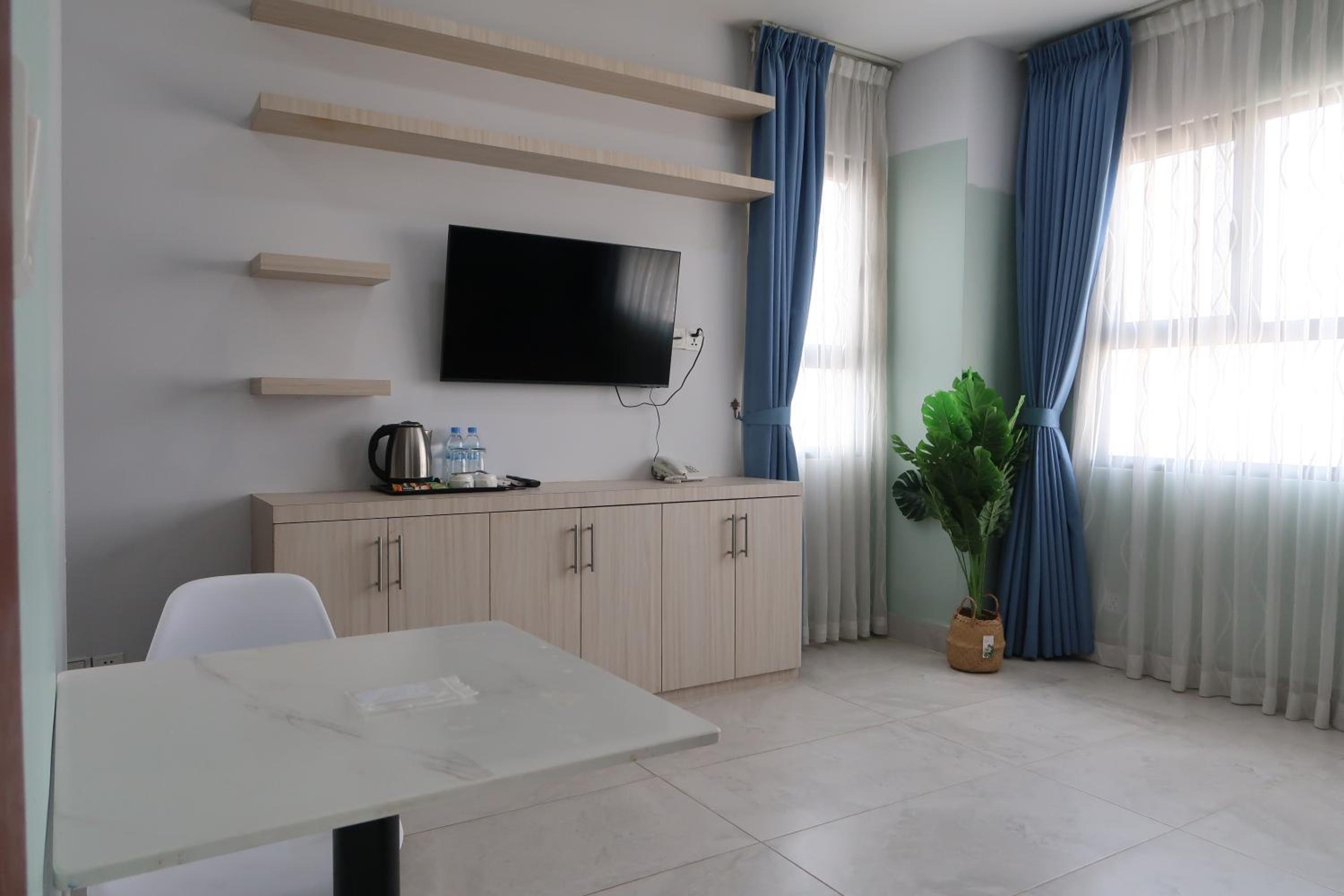 Apartment with Balcony - Photo 4