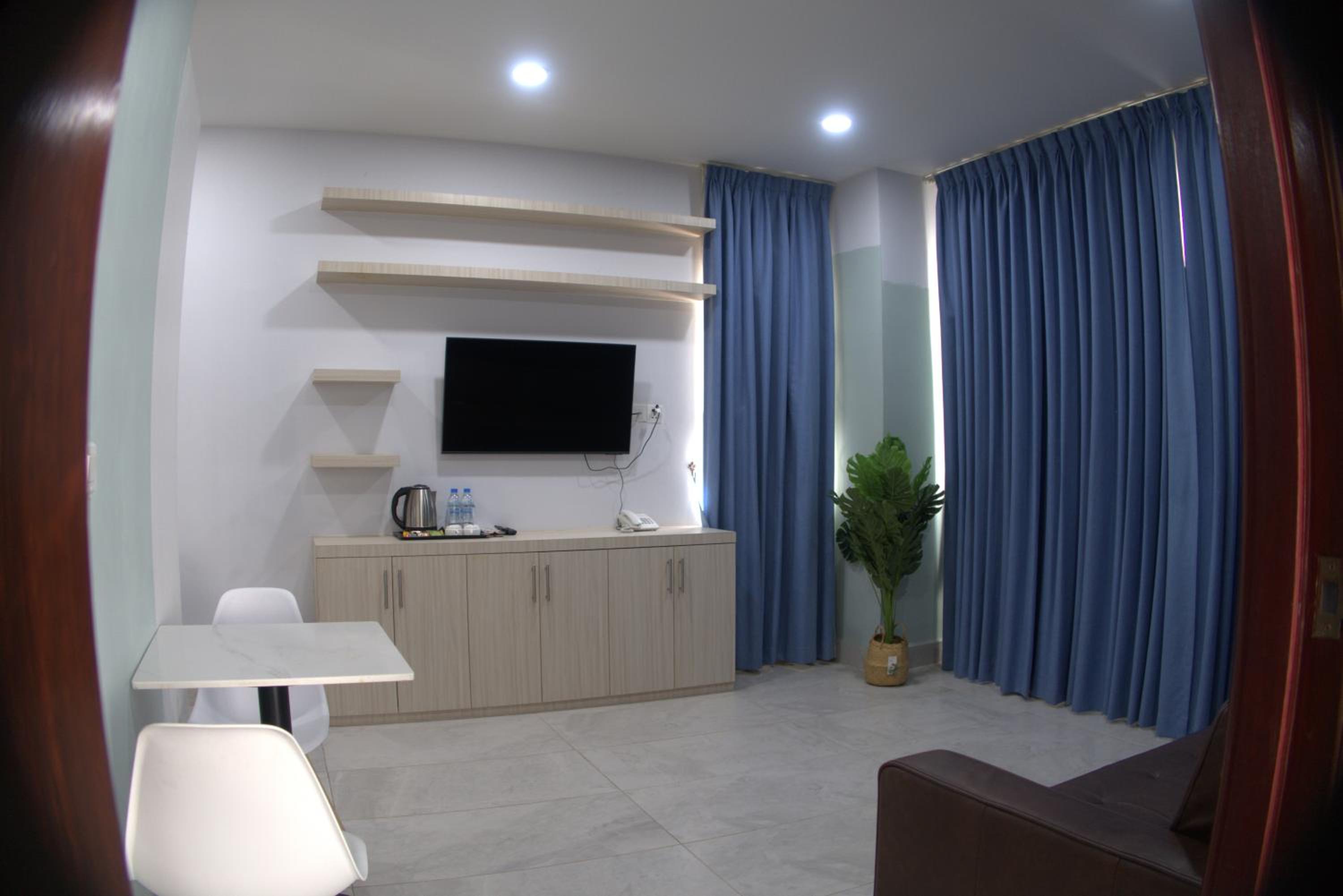 Apartment with Balcony - Photo 3