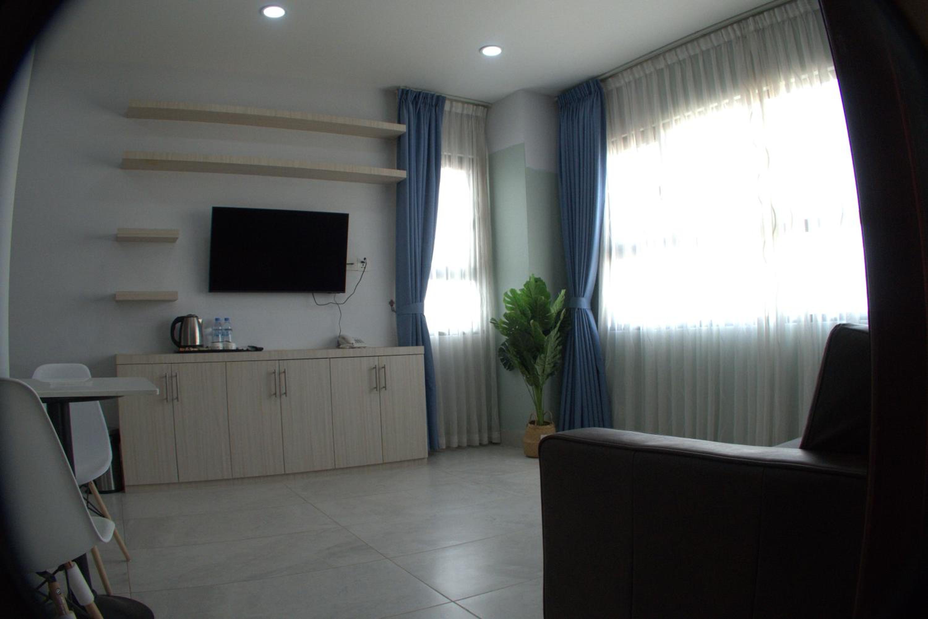 Apartment with Balcony - Photo 2