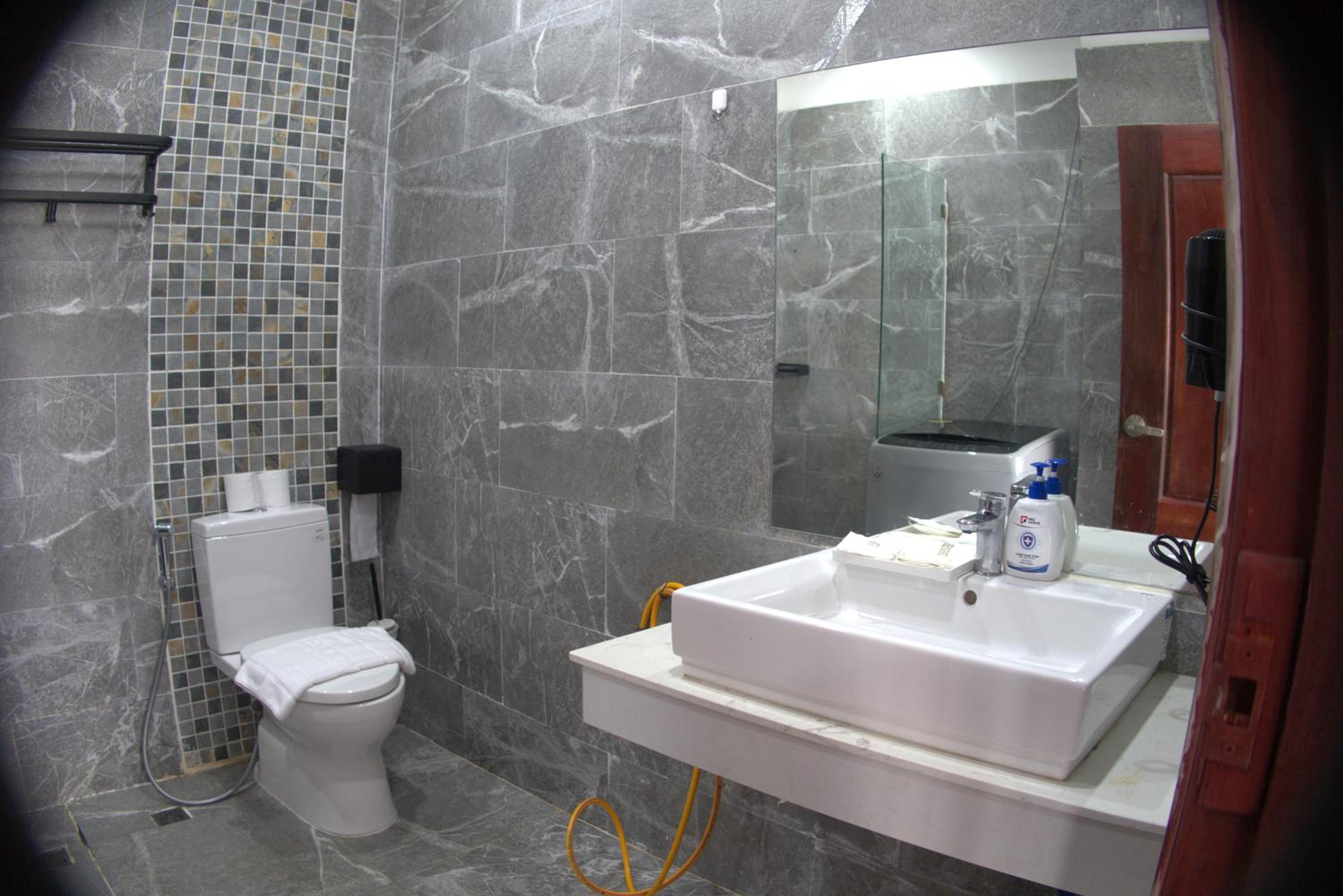 Apartment with Balcony - Photo 7