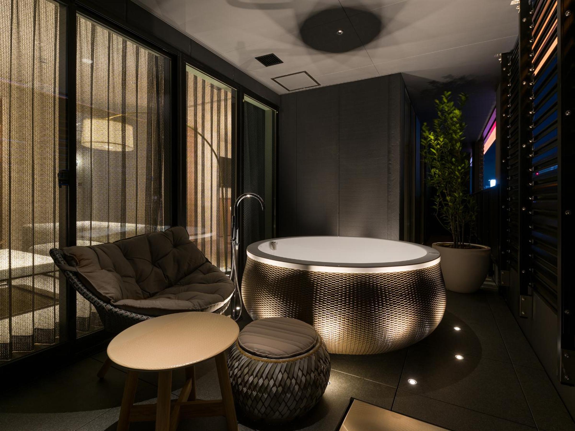 King Suite with Balcony photo 2