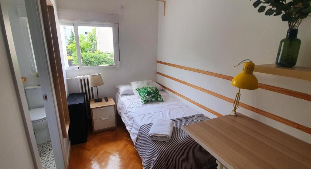 Habitación individual con baño privado externo.