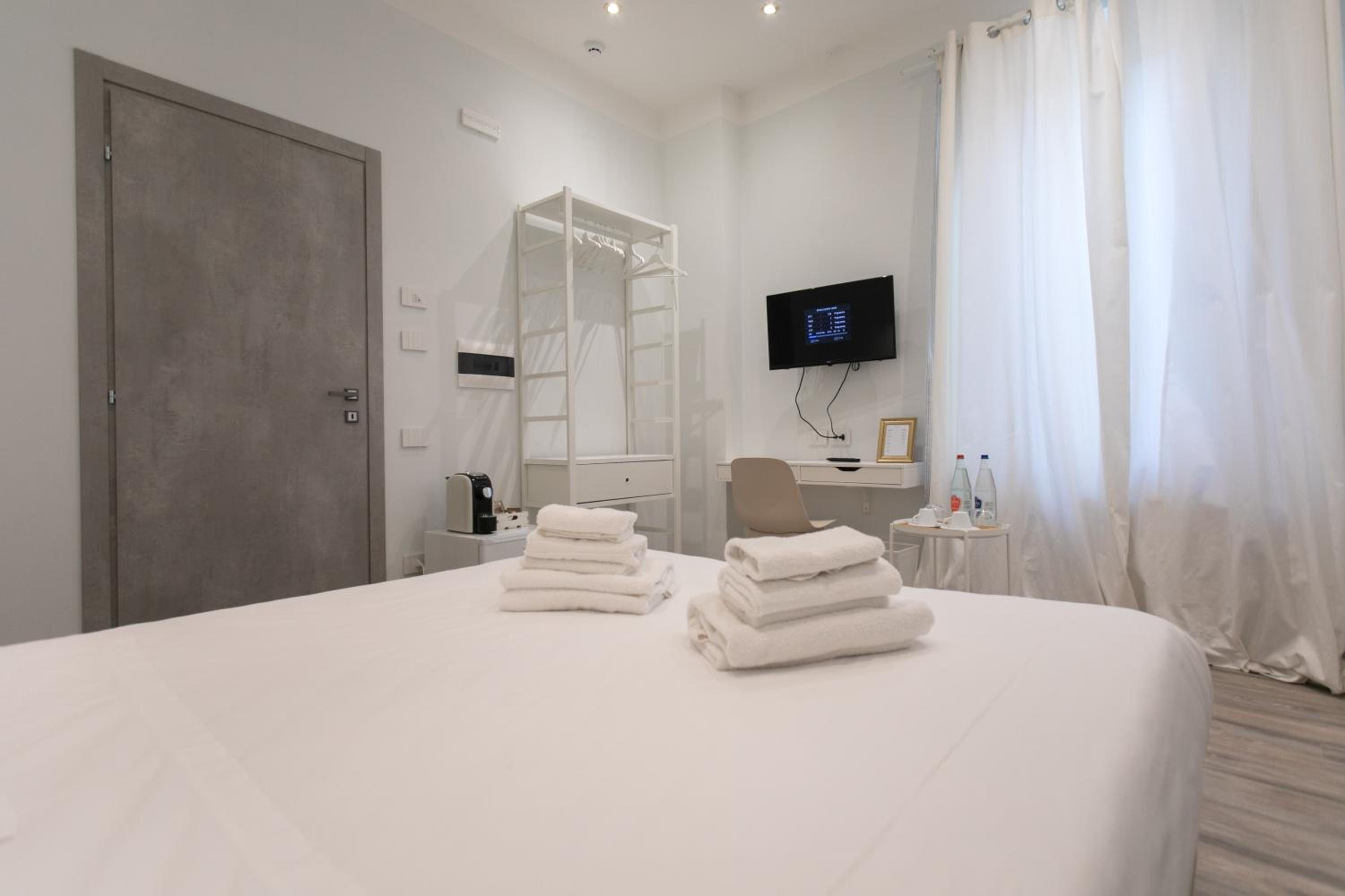 Deluxe Room - Photo 5