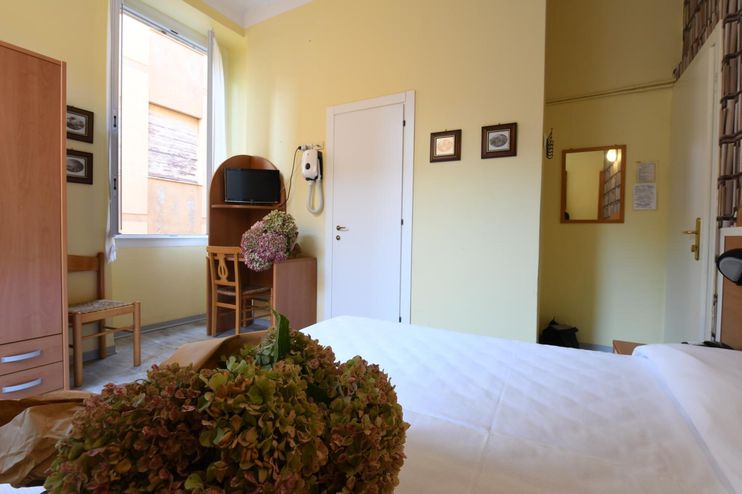 Double or Twin Room - Photo 5