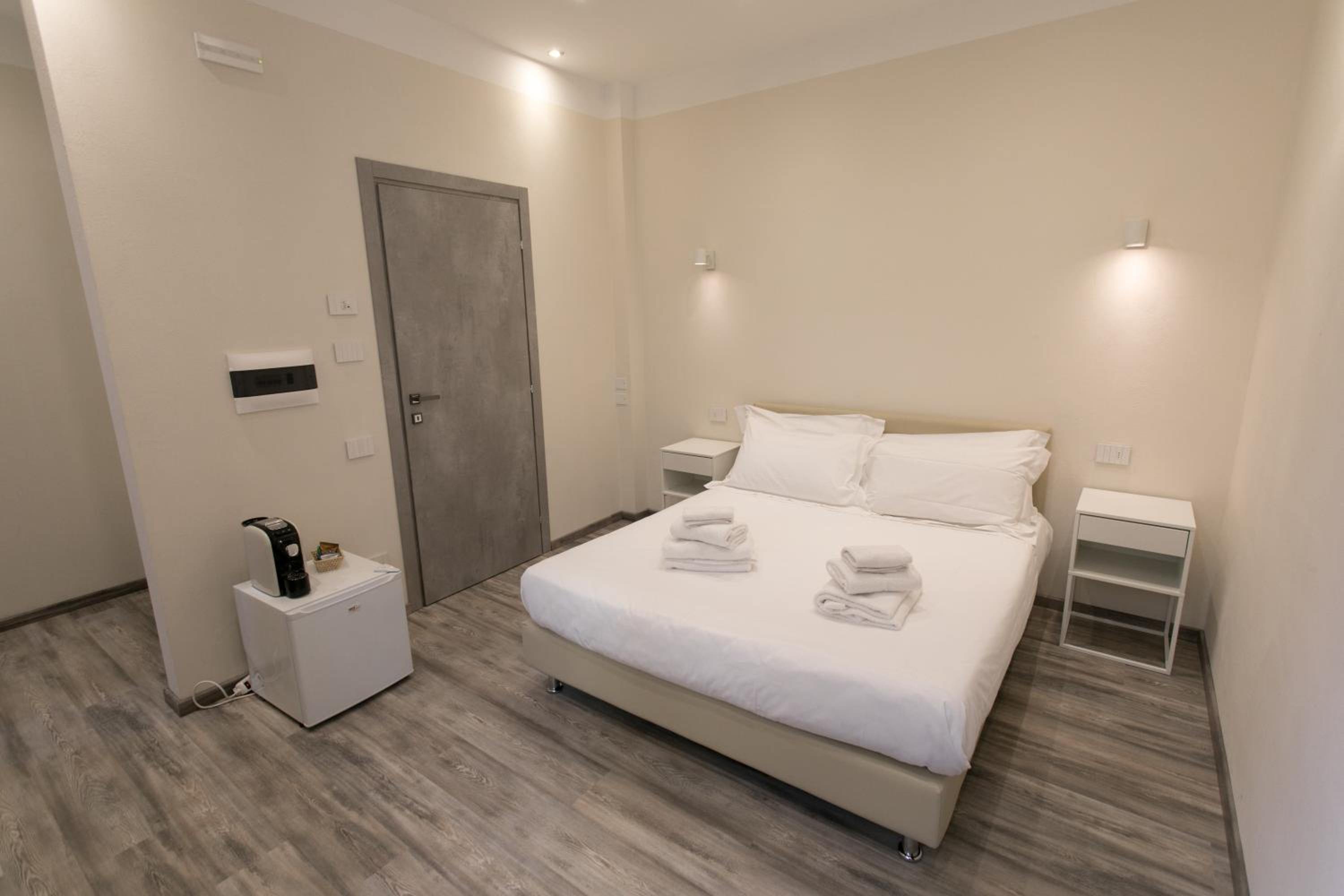 Deluxe Room - Photo 15
