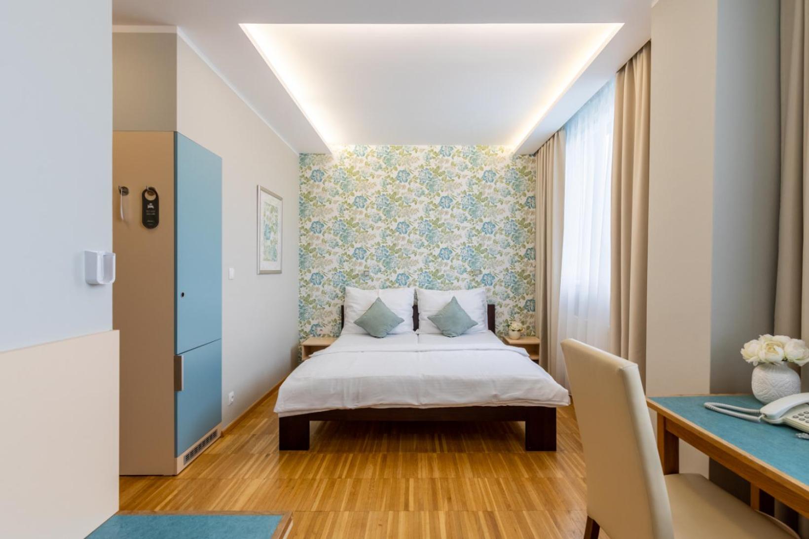 Standard Double Room - Photo 11