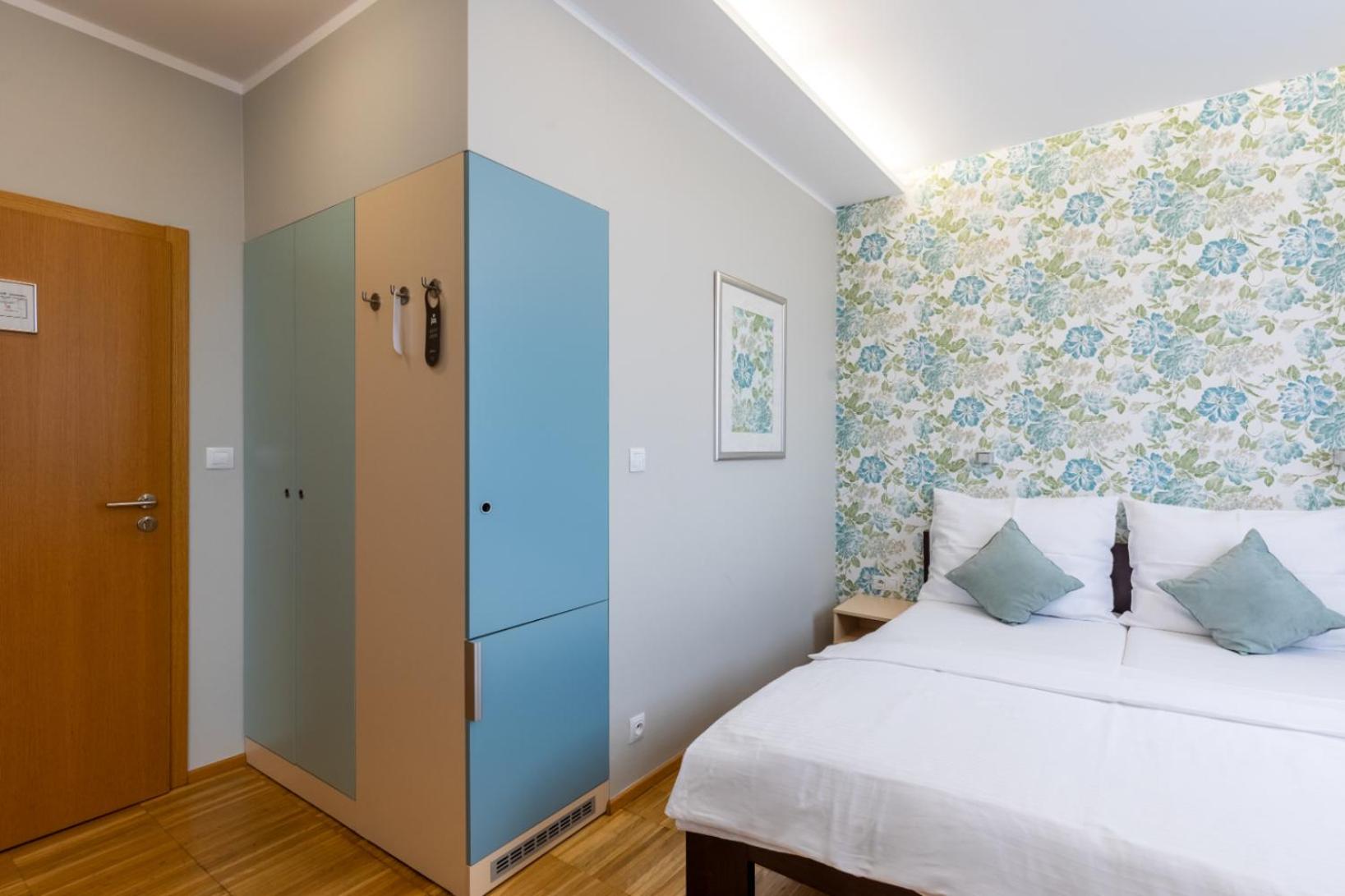 Standard Double Room - Photo 12