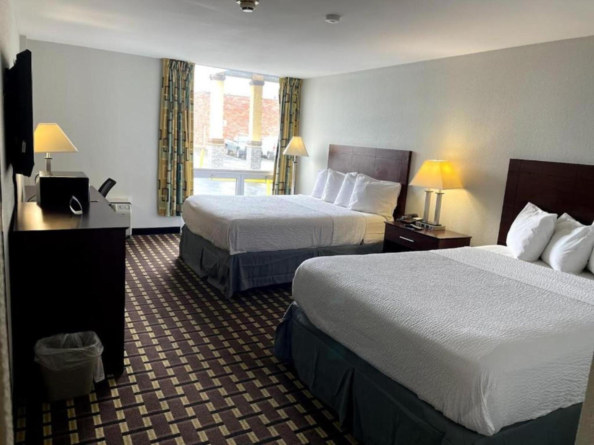 Queen Room with Two Queen Beds - Non-Smoking photo 1