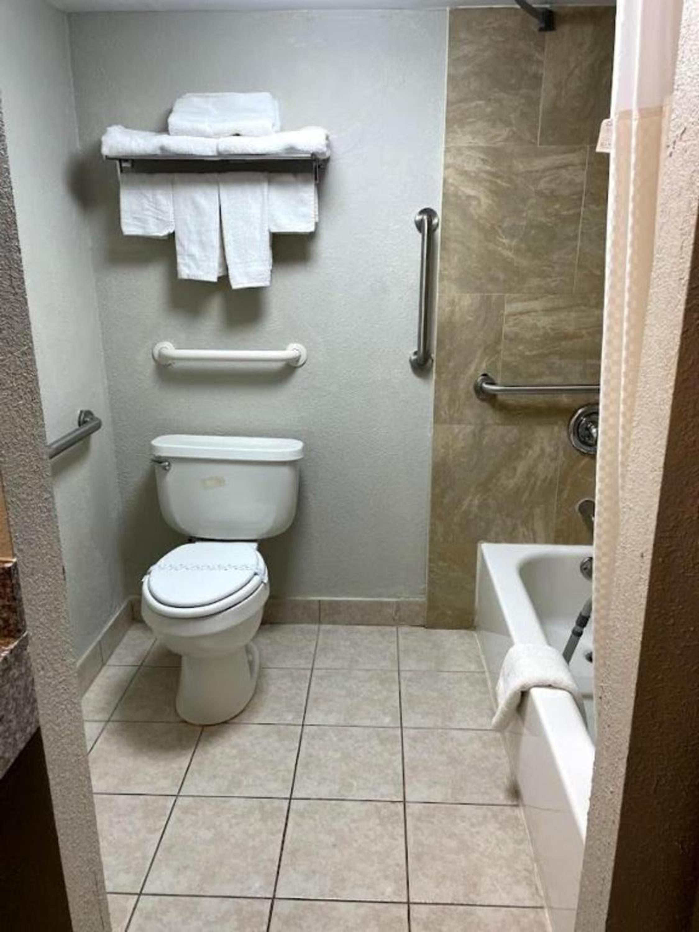 Queen Room - Mobility Access/Non-Smoking photo 2