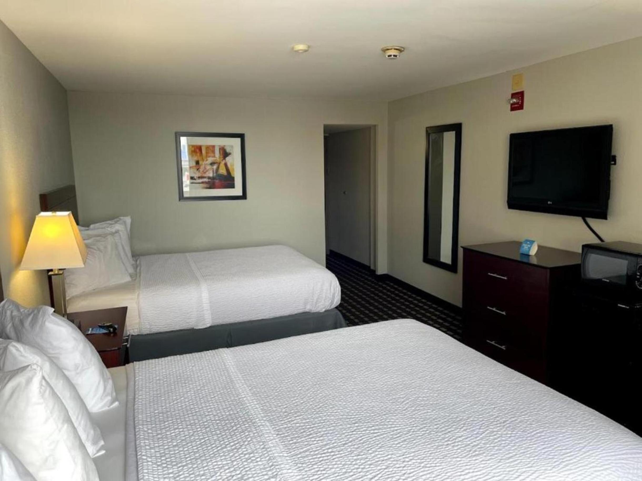 Queen Room with Two Queen Beds - Non-Smoking photo 2