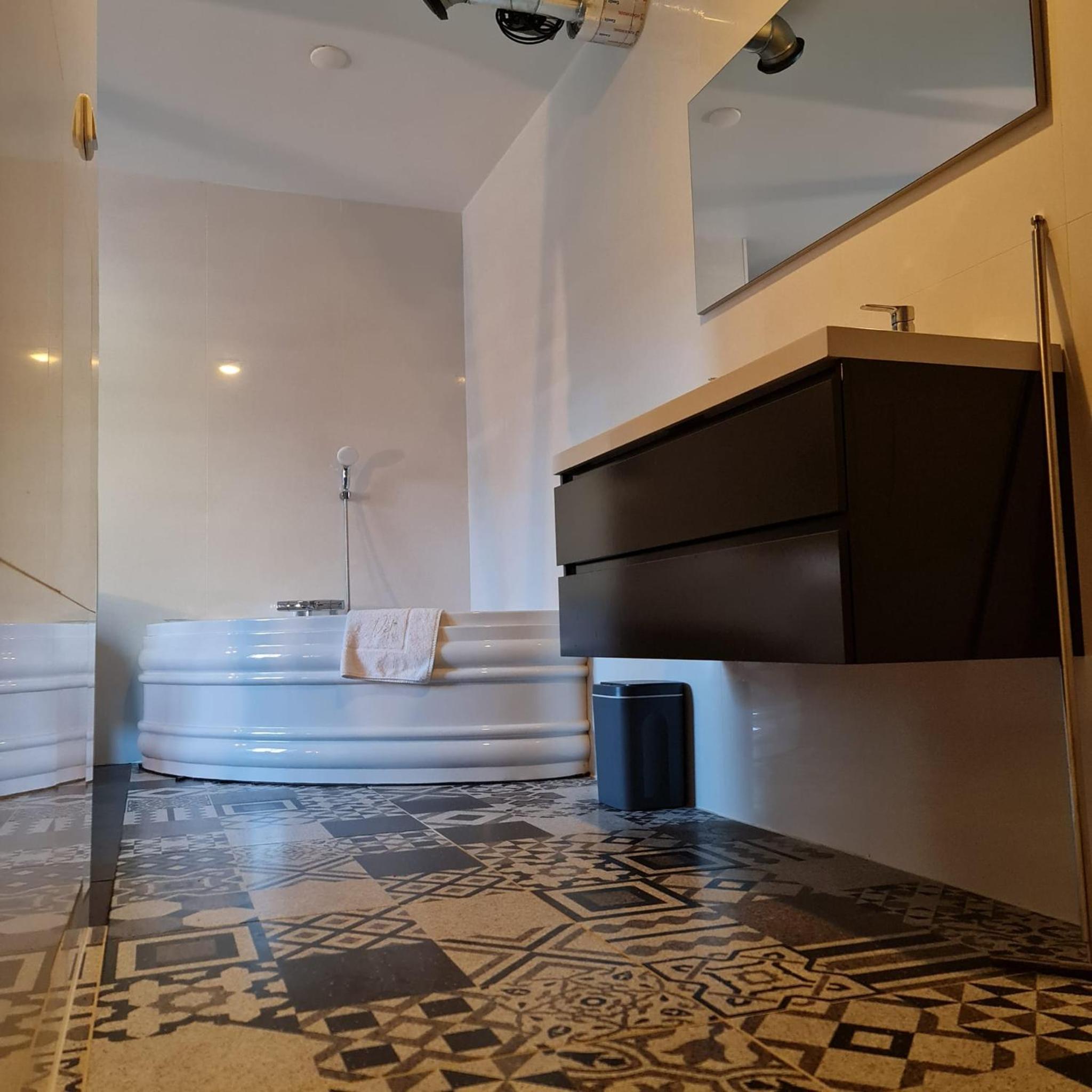 King Room with Roll-In Shower - Disability Access photo 2