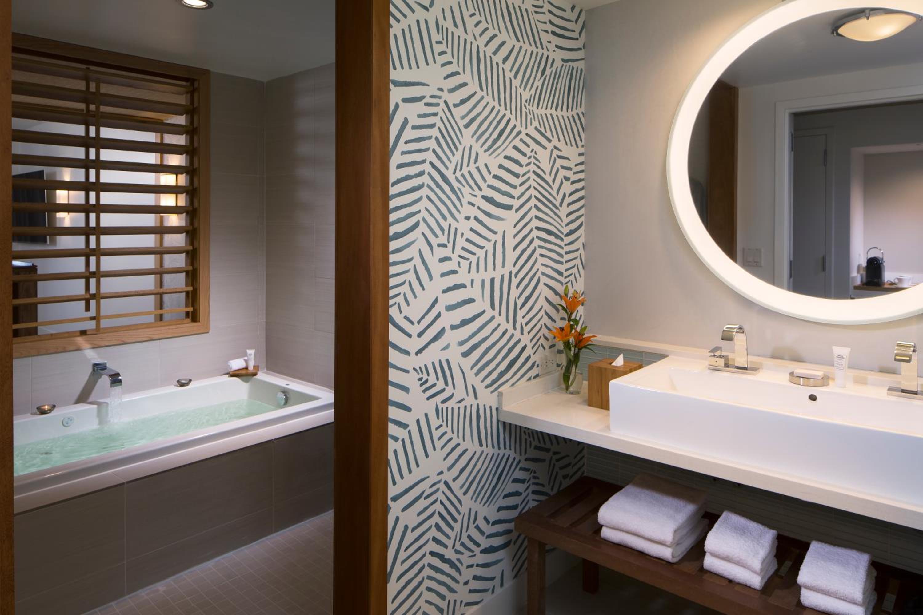 Oceanfront Junior Suite King with Balcony - Photo 5