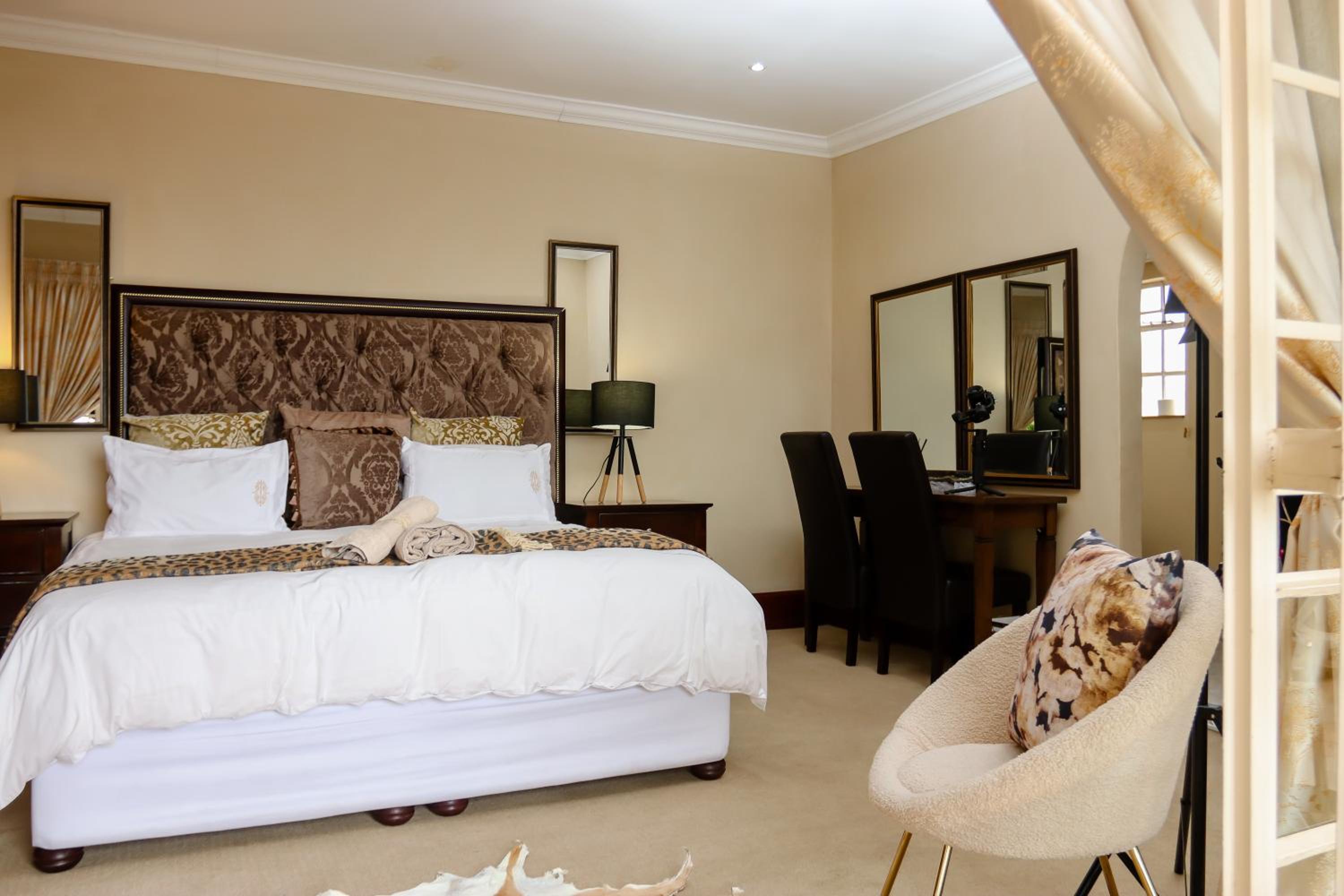 Executive King Room - Photo 9