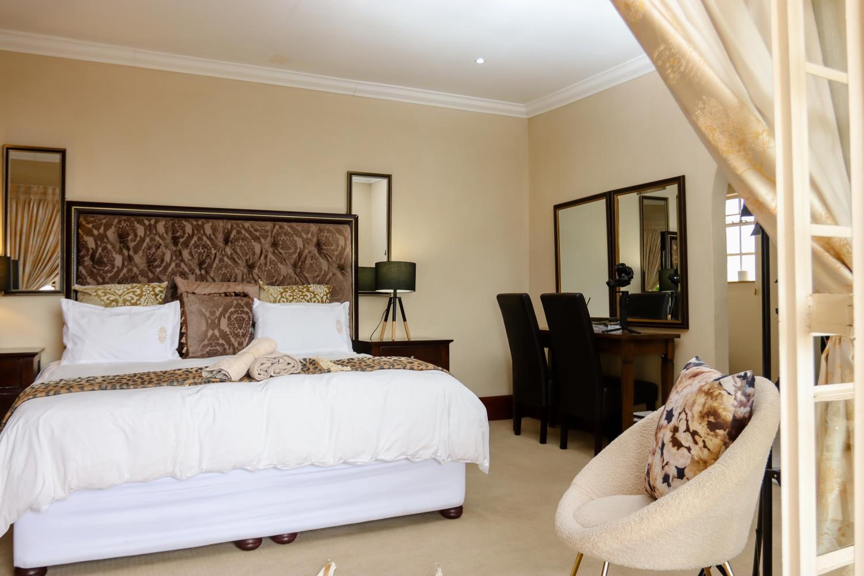 Executive King Room - Photo 3