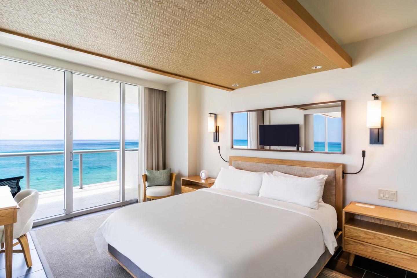 One Bedroom Oceanfront Suite King with Balcony - Photo 5
