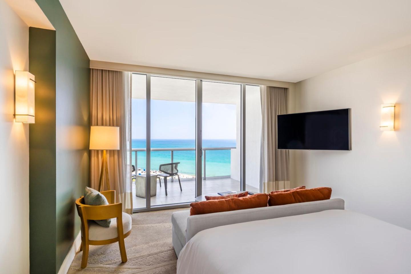 Oceanfront Junior Suite King with Balcony - Photo 6
