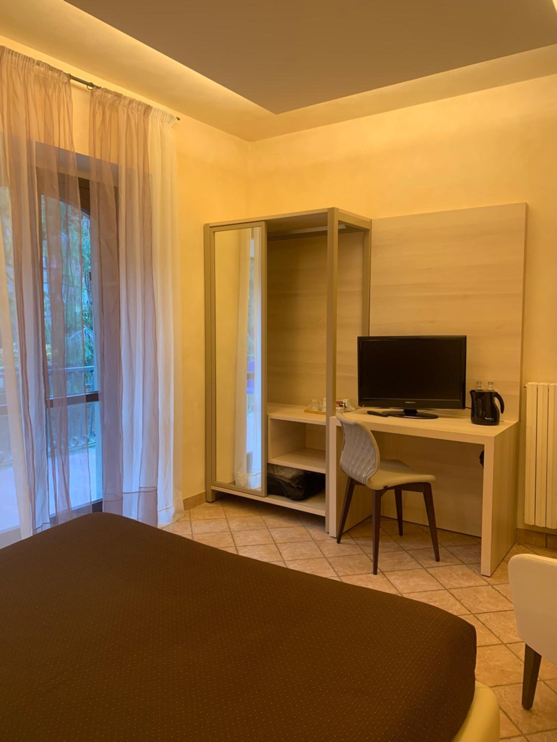 Double Room with Balcony - Photo 4