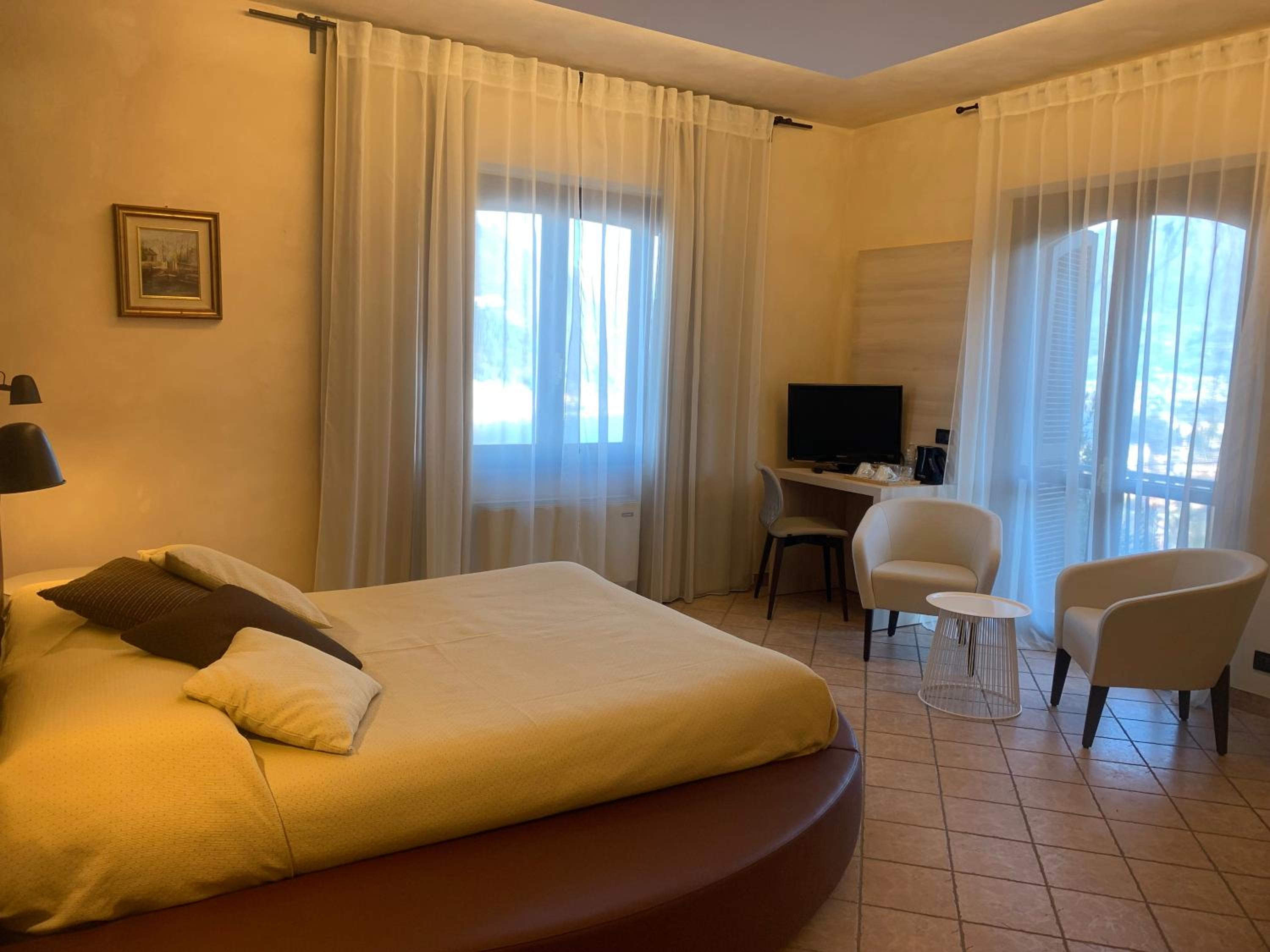 King Room with Lake View - Photo 3