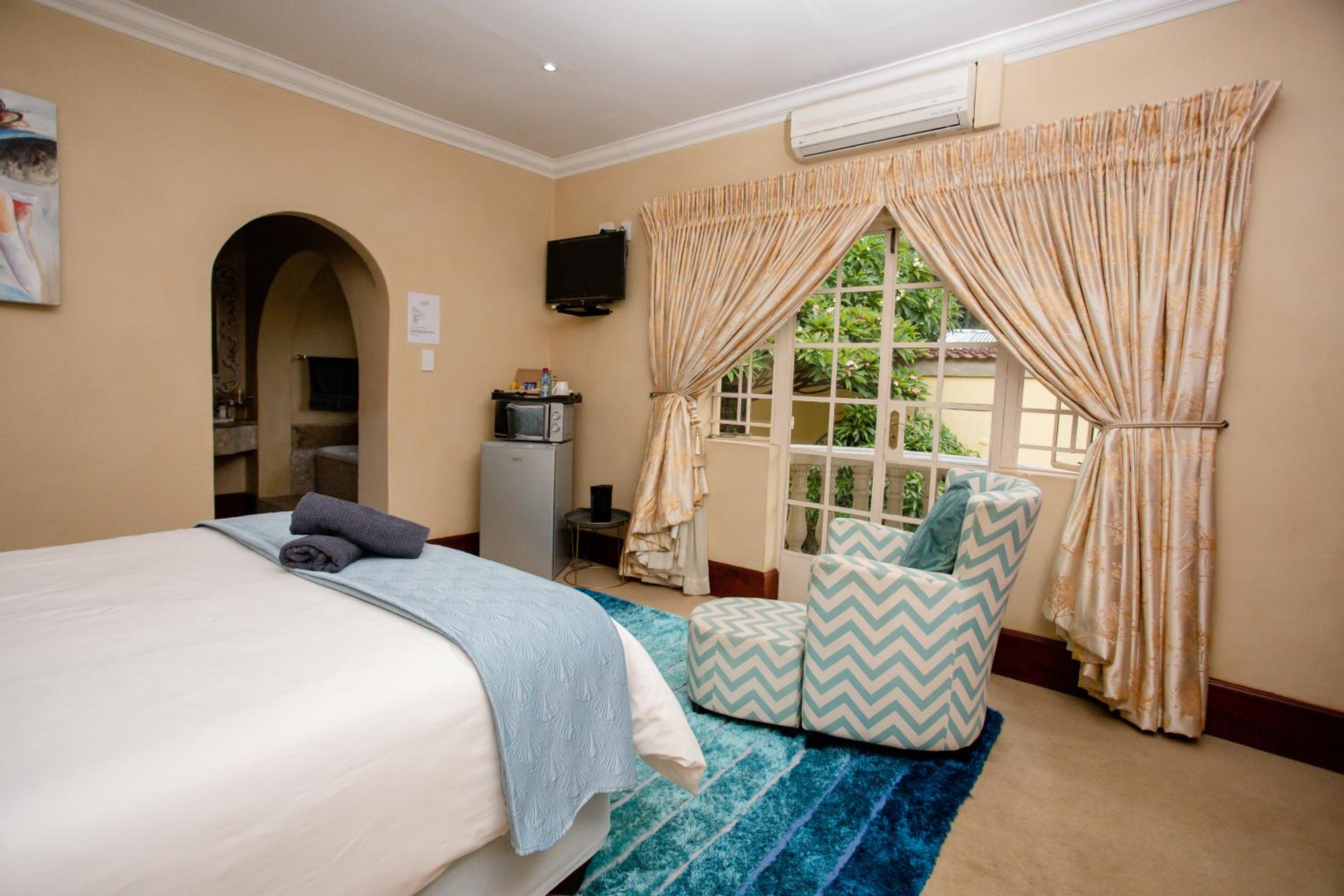 Comfort Queen Room - Photo 6