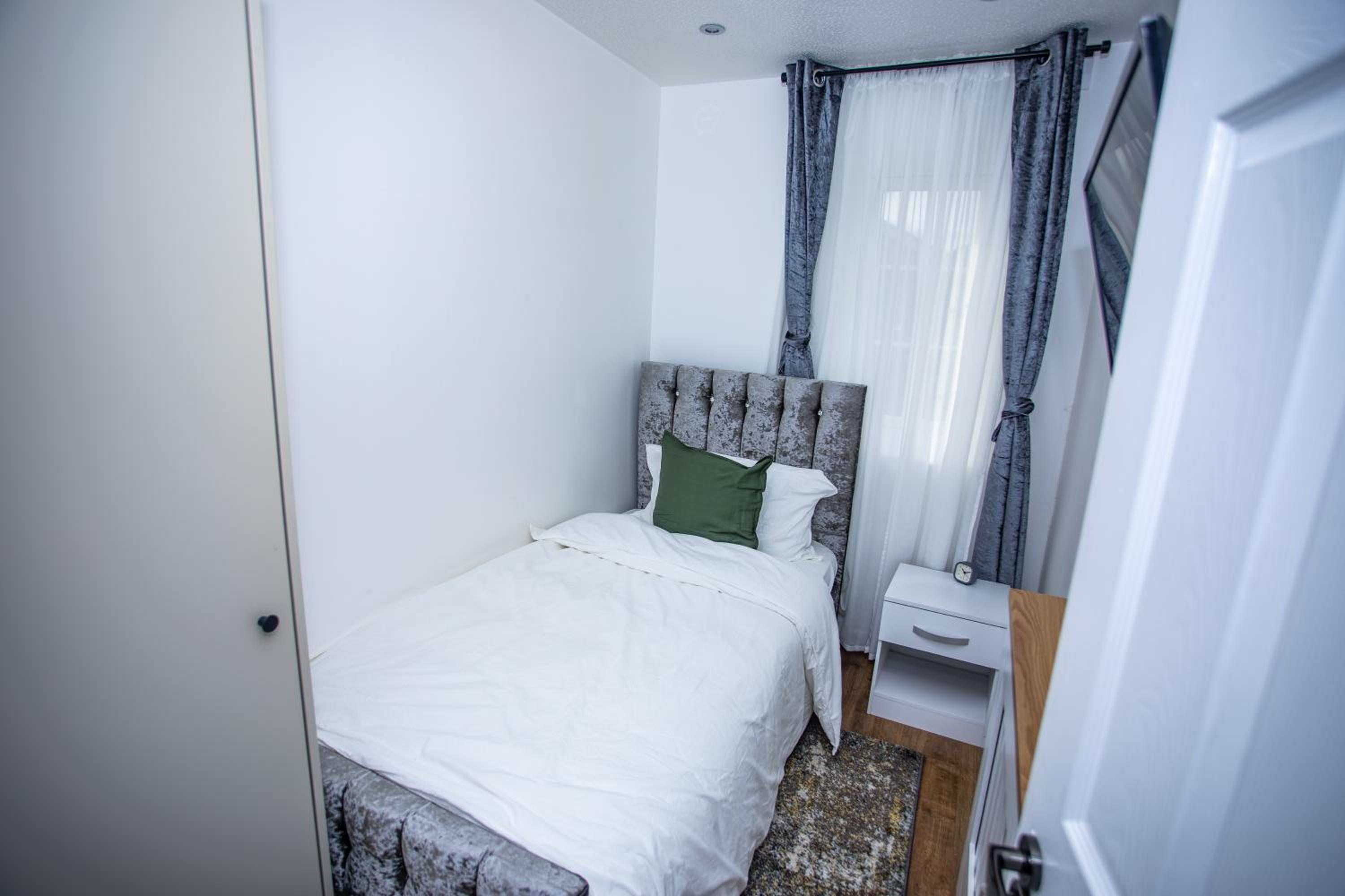 Single Room with Shared Bathroom photo 1