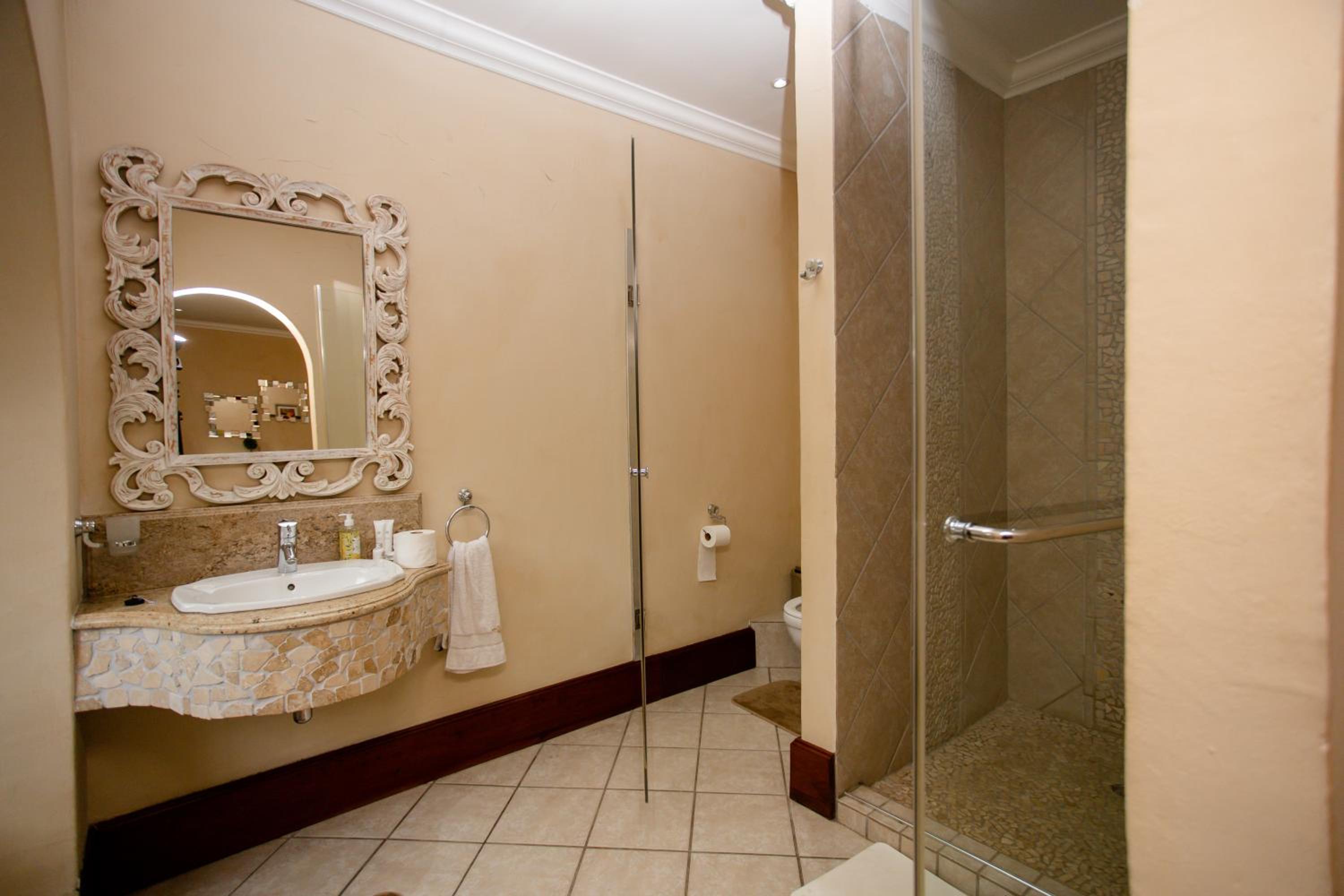 Luxury Queen Room - Photo 7