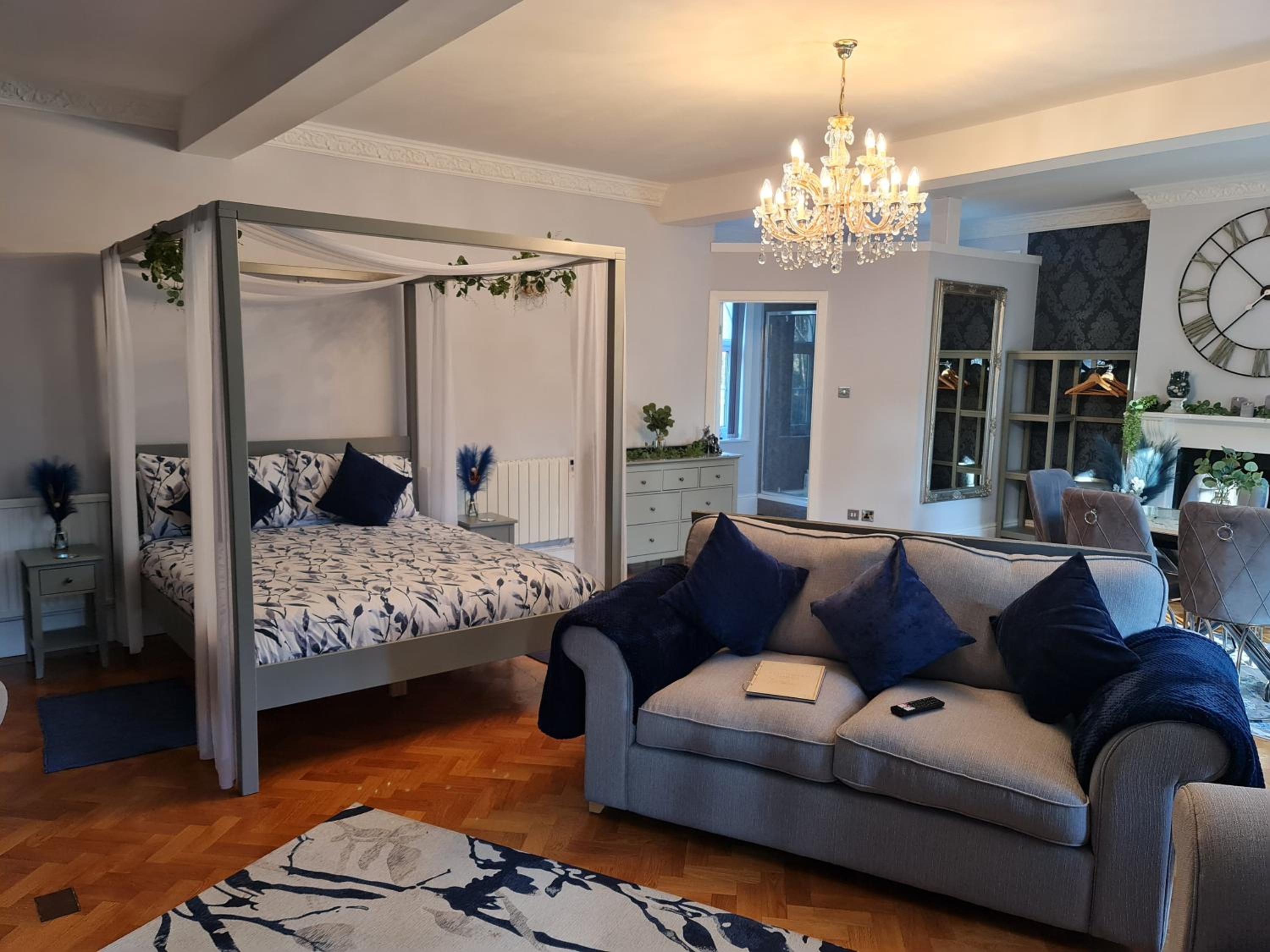 Superior Family Room - Photo 20
