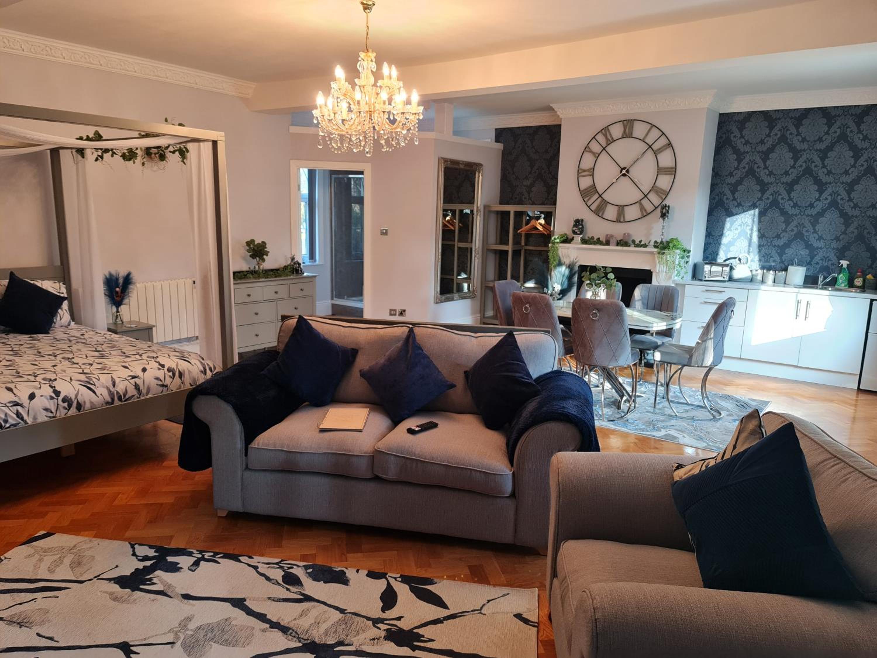 Superior Family Room - Photo 16