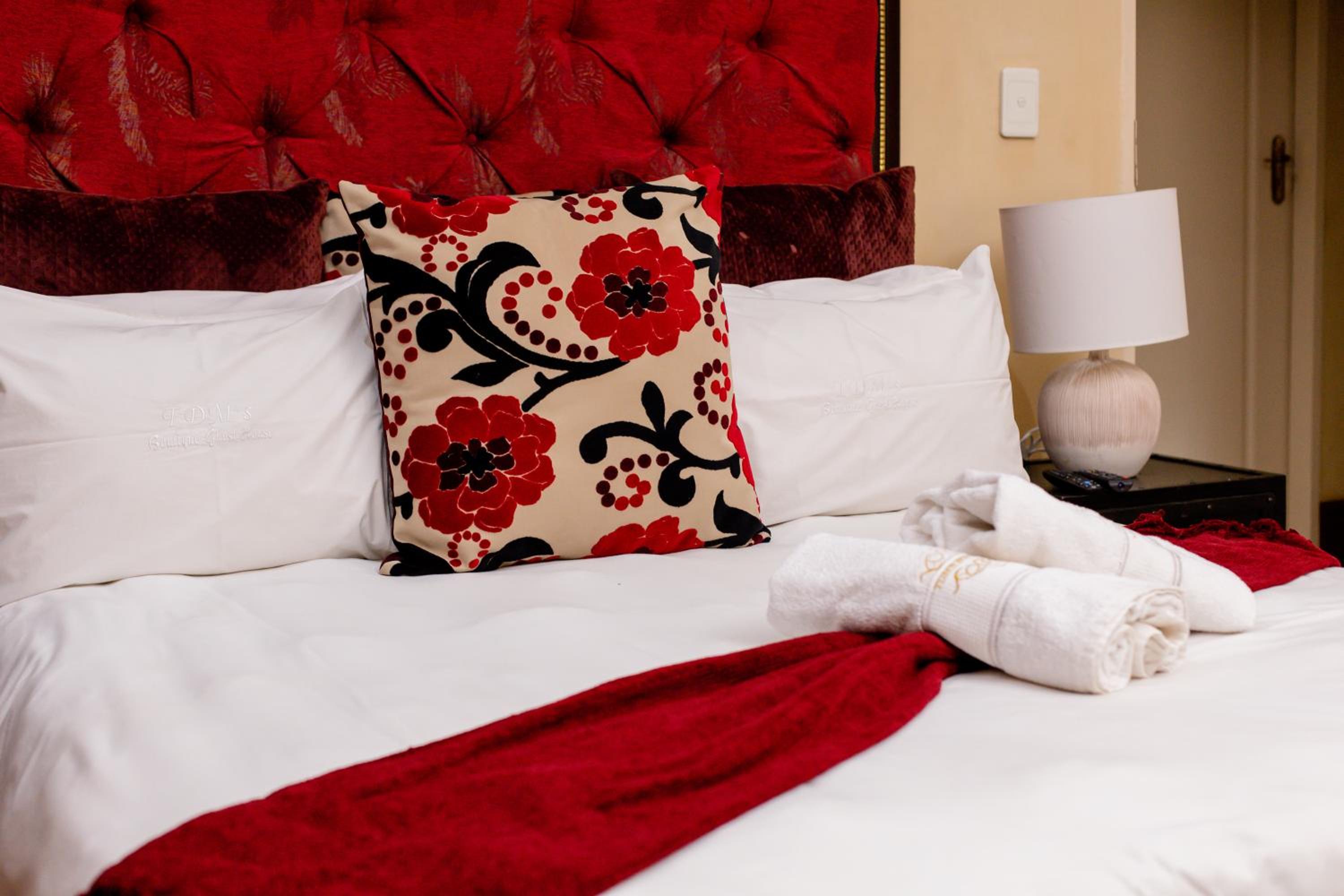 Classic Queen Room - Photo 8