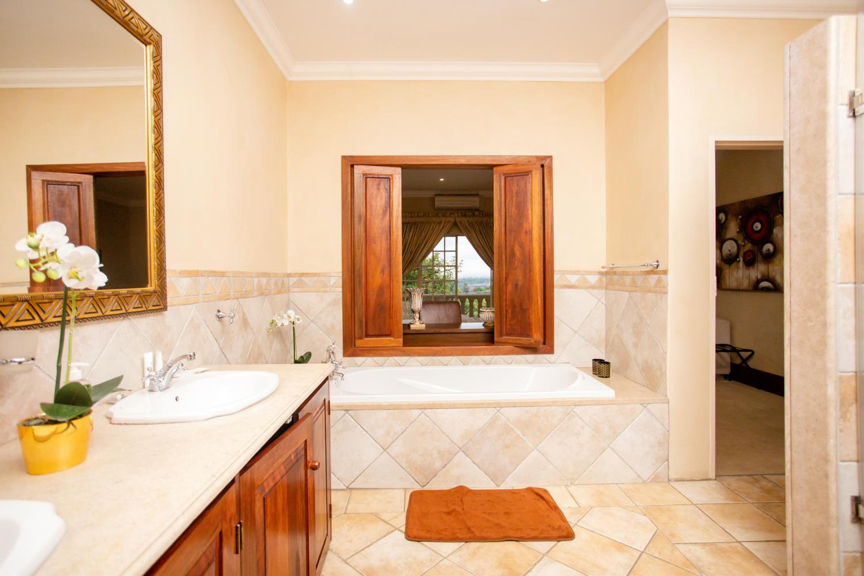 Luxury King Room - Photo 6