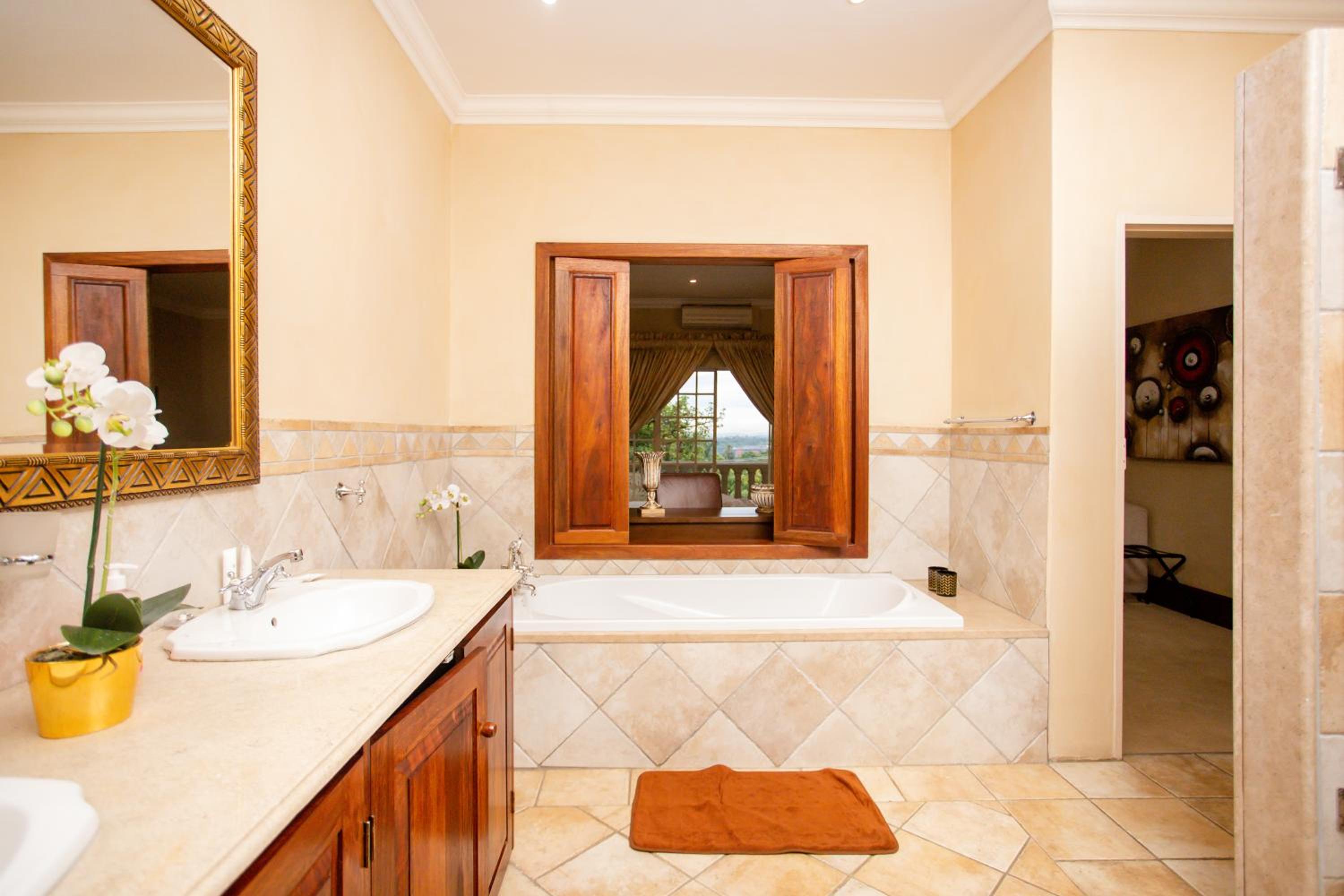 Luxury King Room - Photo 7