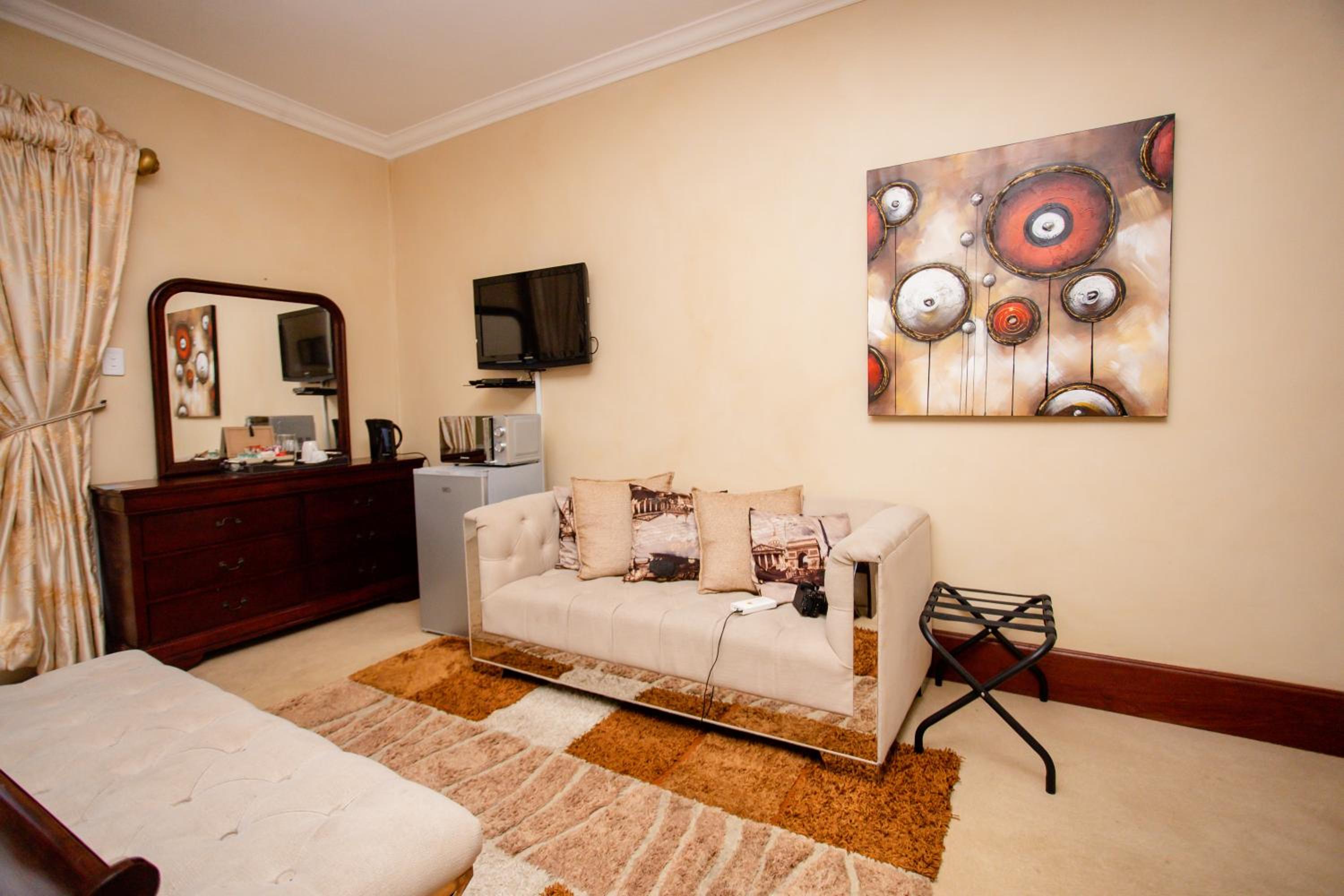 Luxury King Room - Photo 5