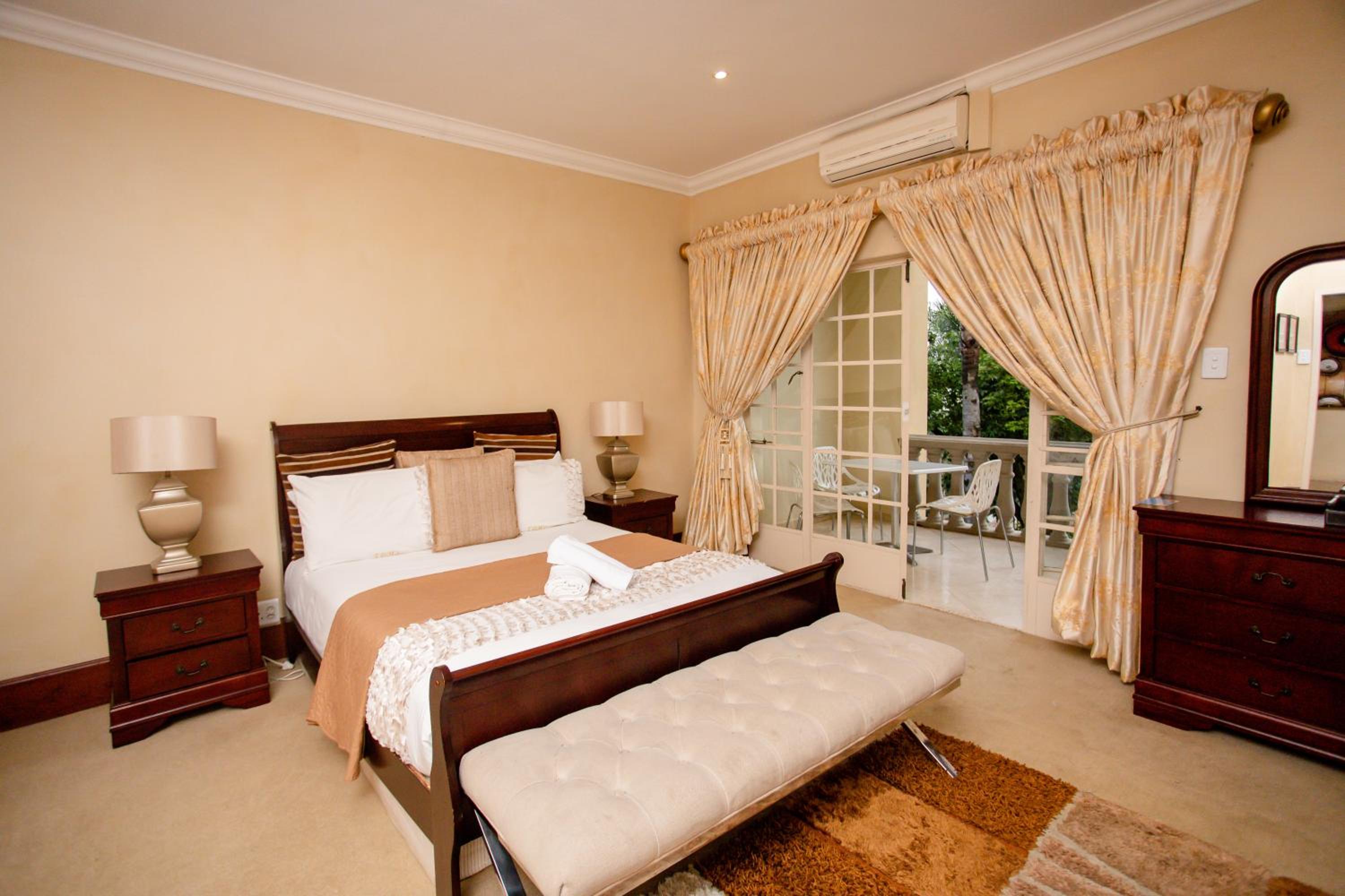 Luxury King Room - Photo 3